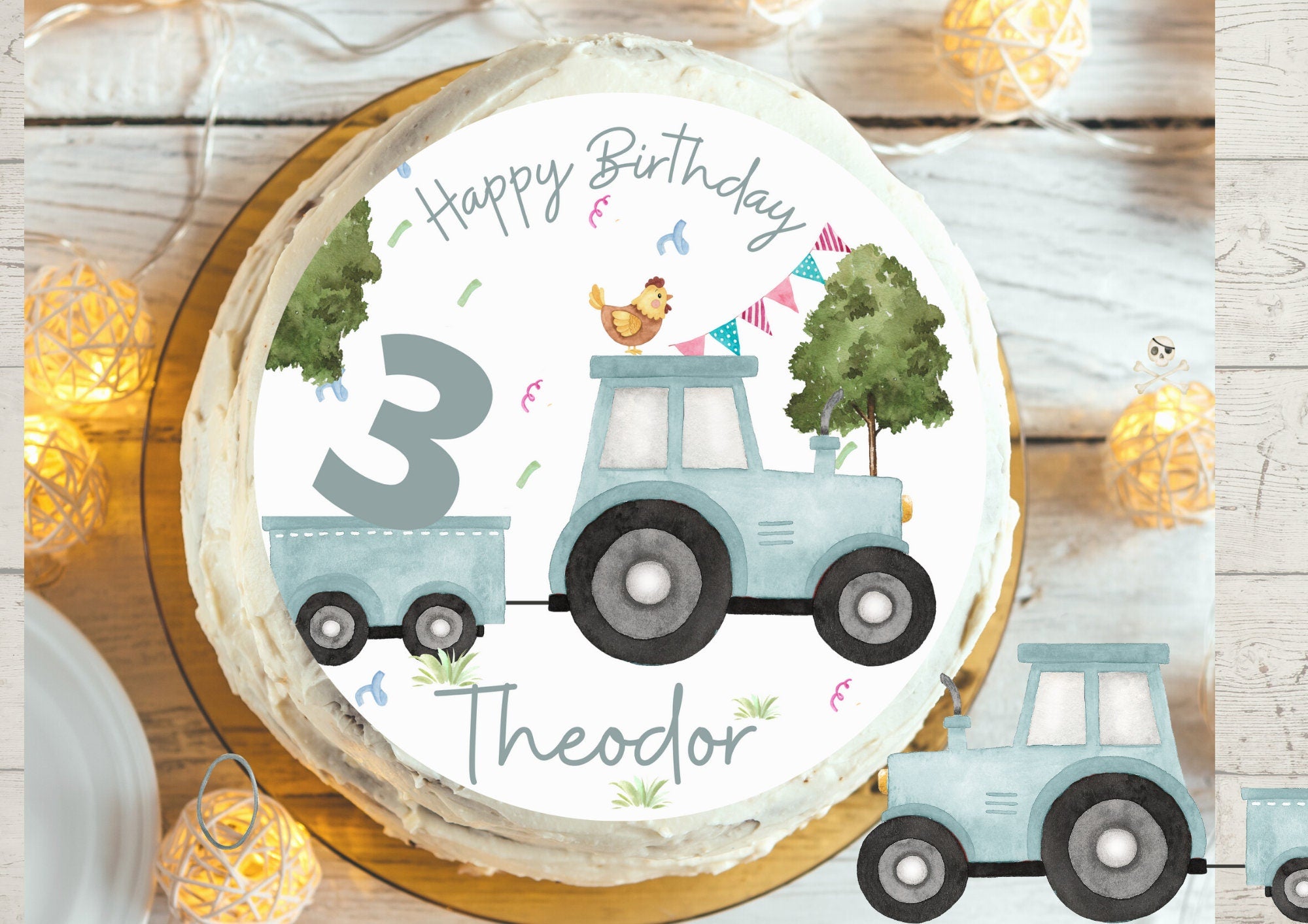 Essbarer Tortenaufleger mit Traktor-Motiv, personalisiert mit Name und Alter, auf einer Geburtstagstorte für Kinder.