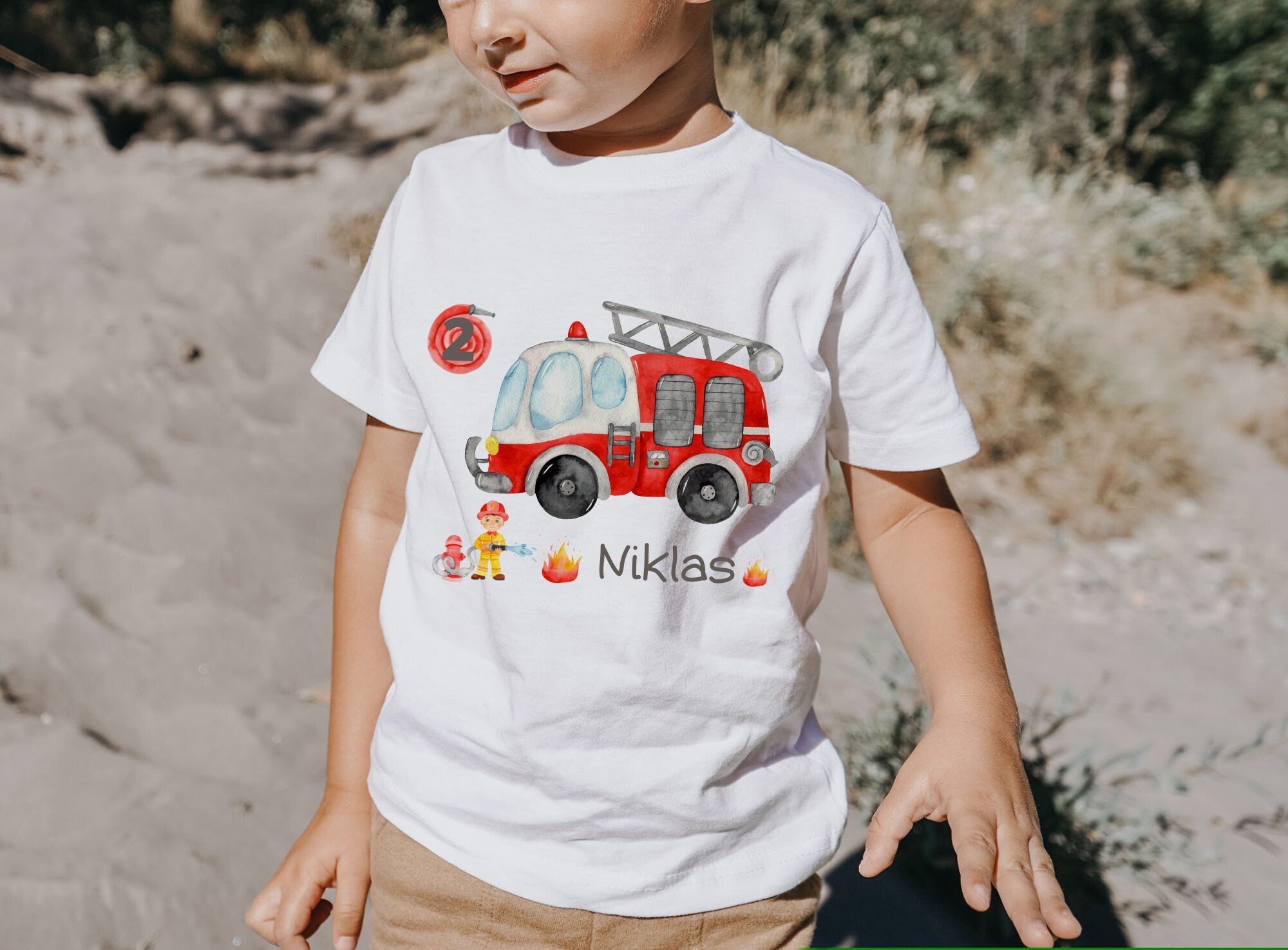 Weißes Kindergeburtstagsshirt mit personalisiertem Feuerwehrmotiv – Wunschname und Alter – Geschenk für Jungen & Mädchen