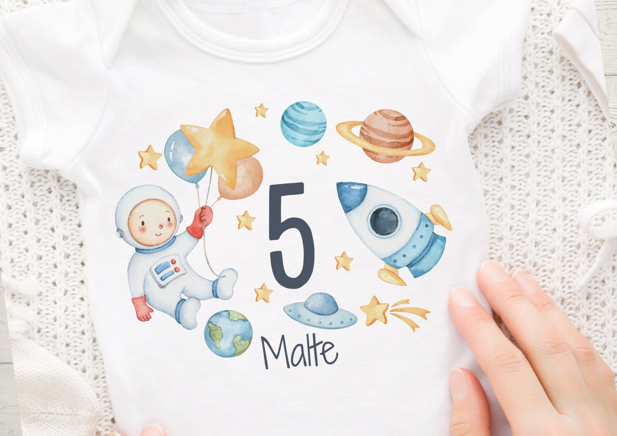 Bügelbild mit Wunschname und Alter personalisiert Geburtstagsshirt Astronaut Weltraum Rakete Planeten Weltall – Appliques & Patches