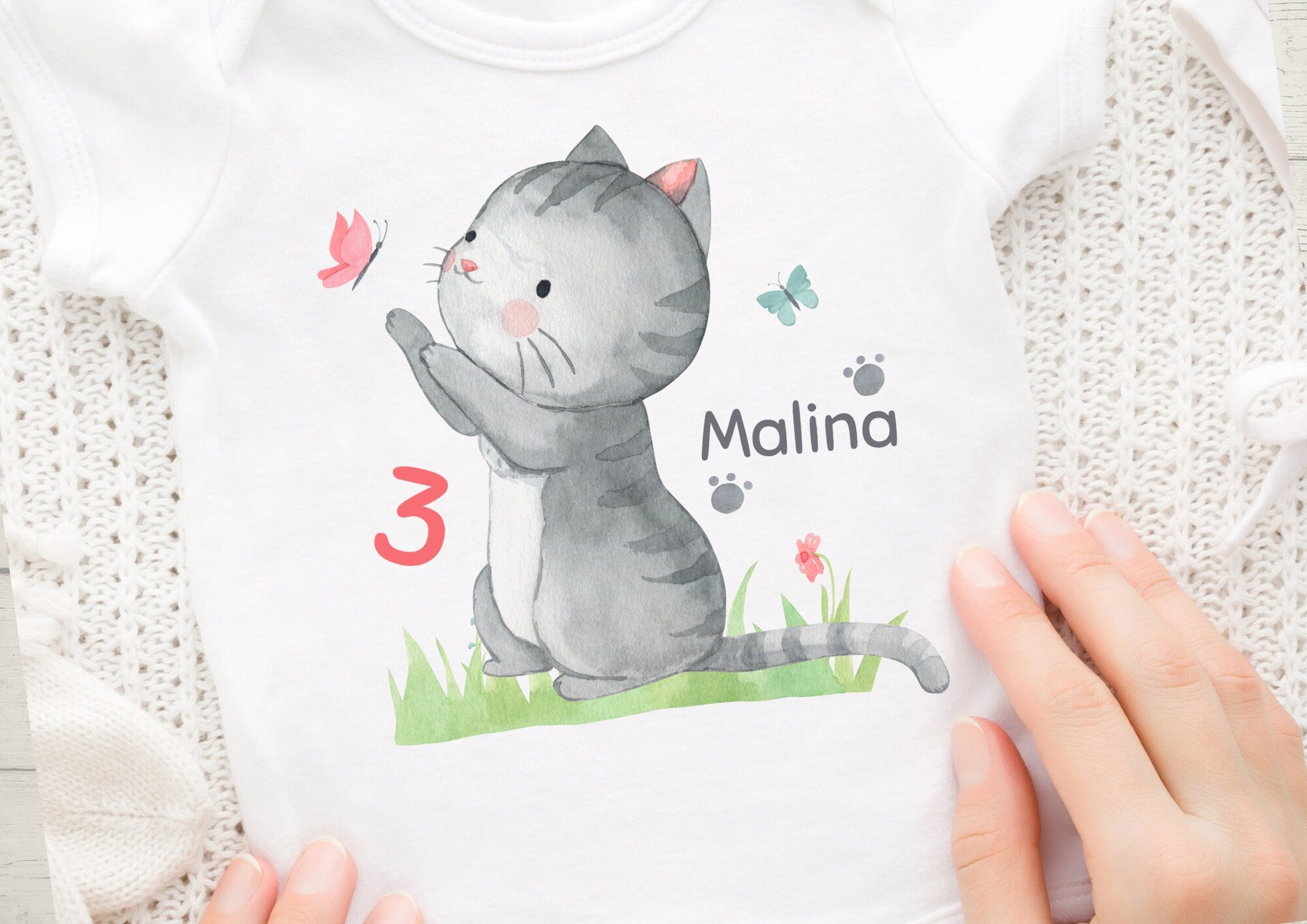 Personalisiertes Bügelbild mit süßer Aquarell-Katze, Name & Alter inklusive. Für Geburtstagsshirts, Babybodys oder Kissen – in A4 oder A5. – Appliques & Patches