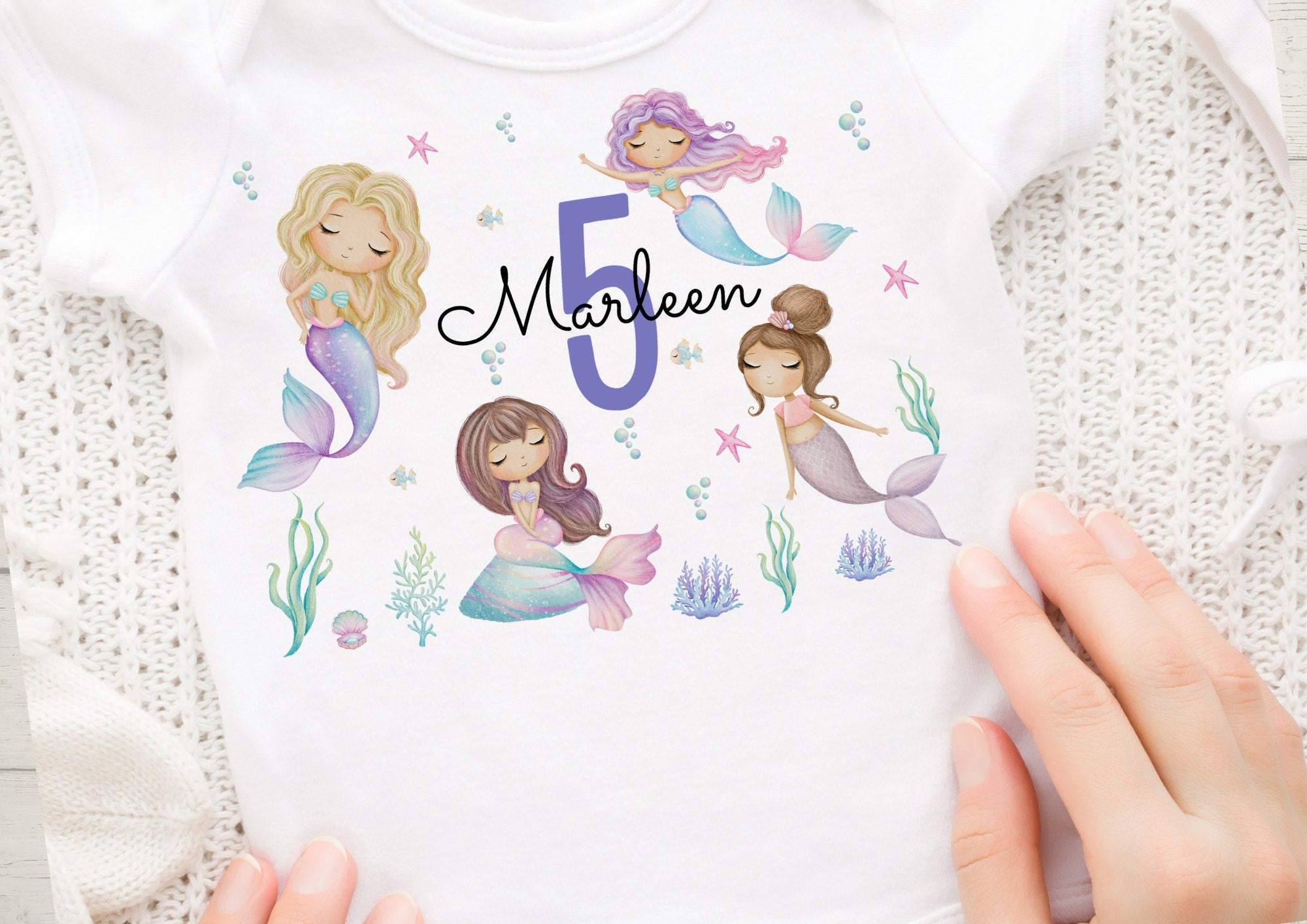 Weißes Kinder-T-Shirt mit personalisiertem Meerjungfrau-Motiv, Name und Zahl, ideal für den Geburtstag kleiner Mädchen mit Nixenliebe