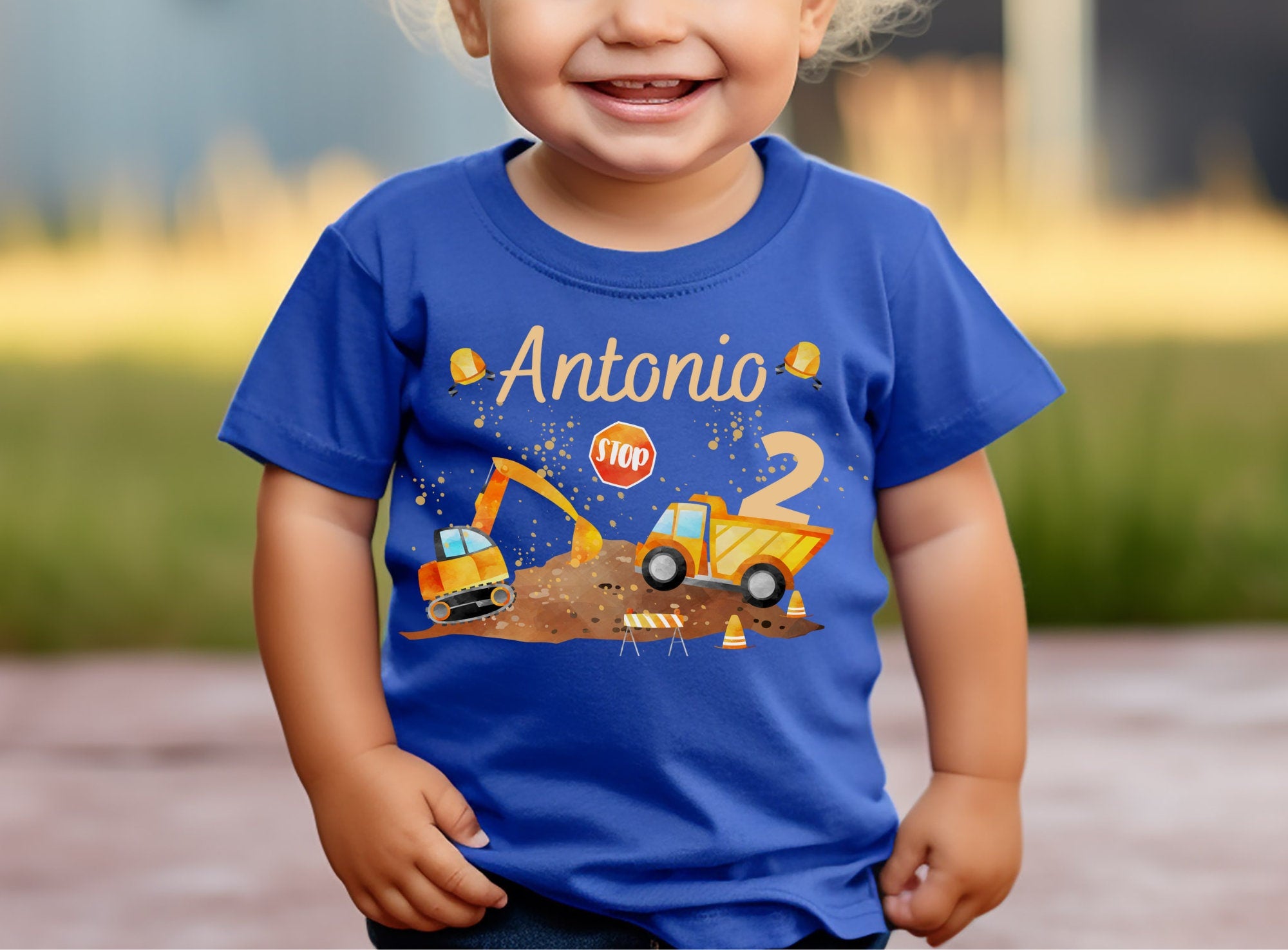 Weißes Kindergeburtstagsshirt mit Baustellen-Motiv, personalisiert mit Name und Alter, Bagger-Design für Jungen