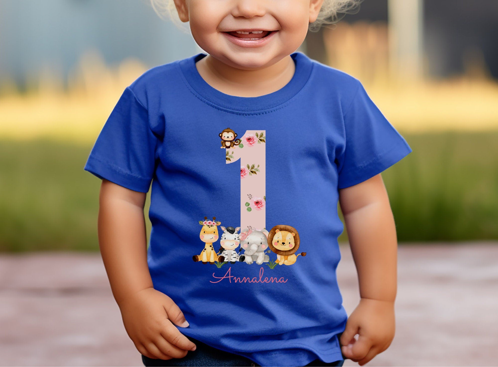 Geburtstagsshirt personalisiert Dschungeltiere Safari Giraffe Zebra Löwe Wild One Rosa pink – T-shirts