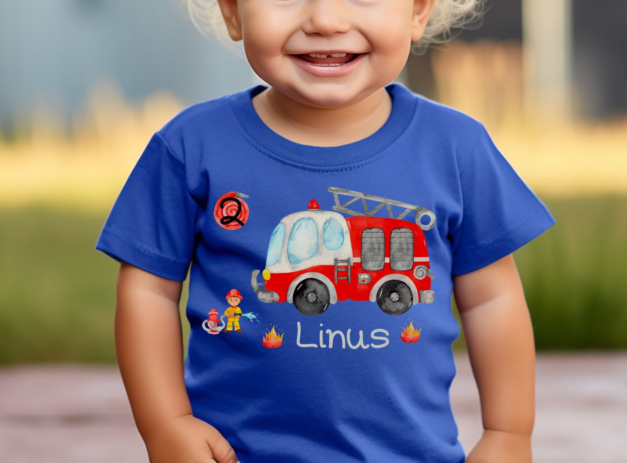 Blaues Kindergeburtstagsshirt mit personalisiertem Feuerwehrmotiv – Wunschname und Alter – Geschenk für Jungen & Mädchen