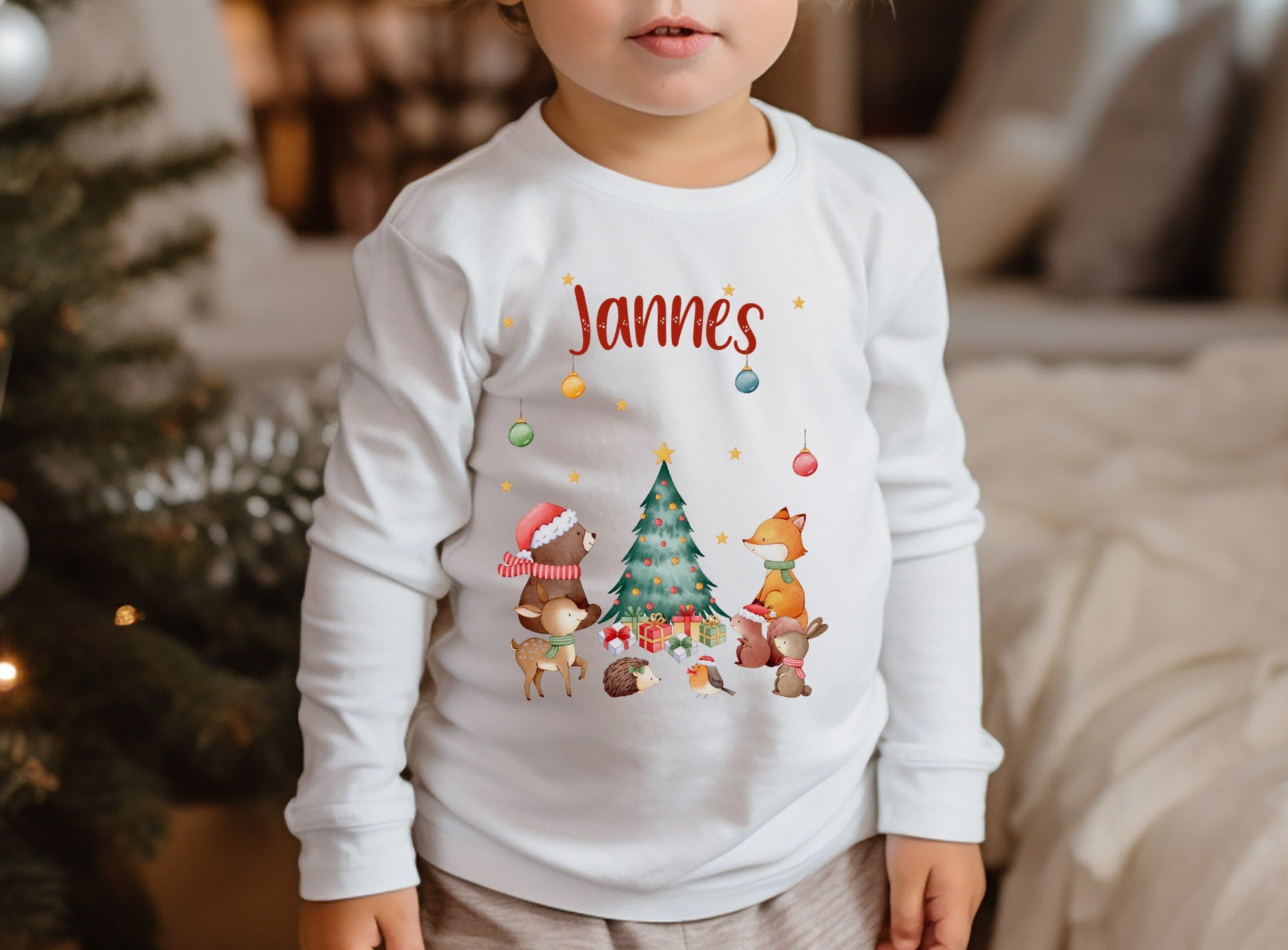 Weihnachtsshirt personalisiert - Waldtiere mit Weihnachtsbaum & Geschenken – Langarmshirt für Weihnachten mit – T-shirts