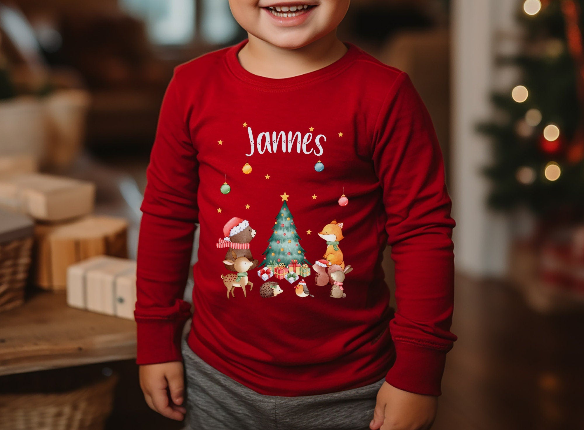 Weihnachtsshirt personalisiert - Waldtiere mit Weihnachtsbaum & Geschenken – Langarmshirt für Weihnachten mit – T-shirts