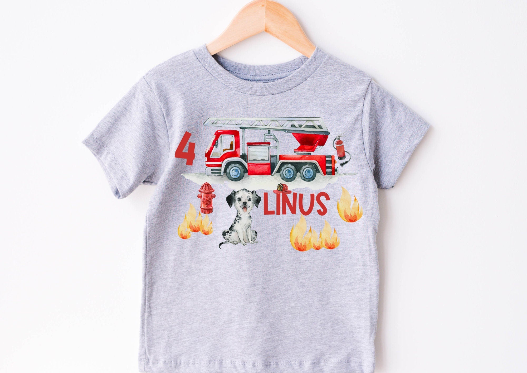 Bügelbild mit Wunschname und Alter personalisiert Feuerwehr Rettungsfahrzeuge Feuerwehrmann Hund – Appliques & Patches