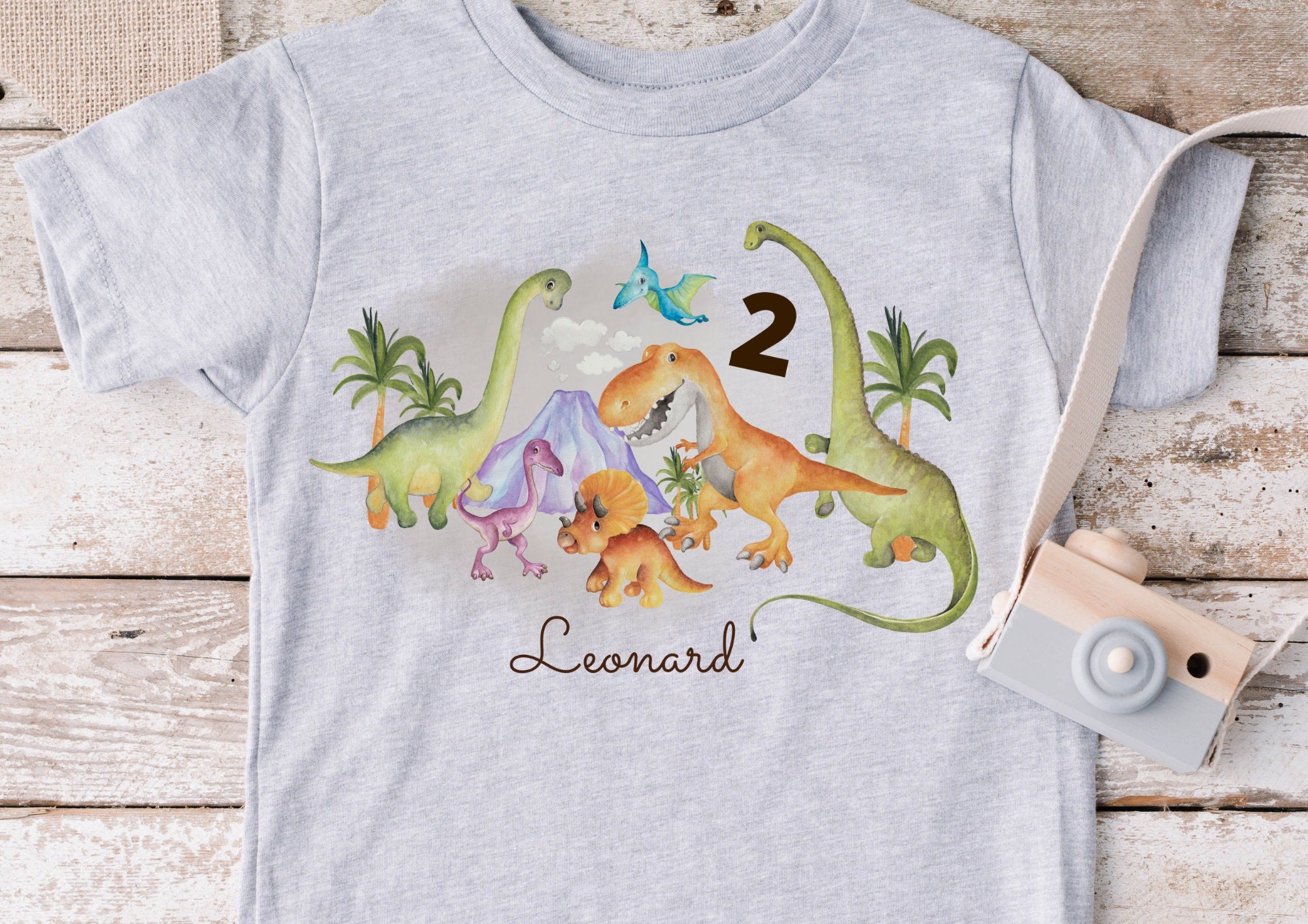 Bügelbild Dinosaurier Dino T-Rex personalisiert mit Wunschname und Alter für Kindergeburtstagsshirts