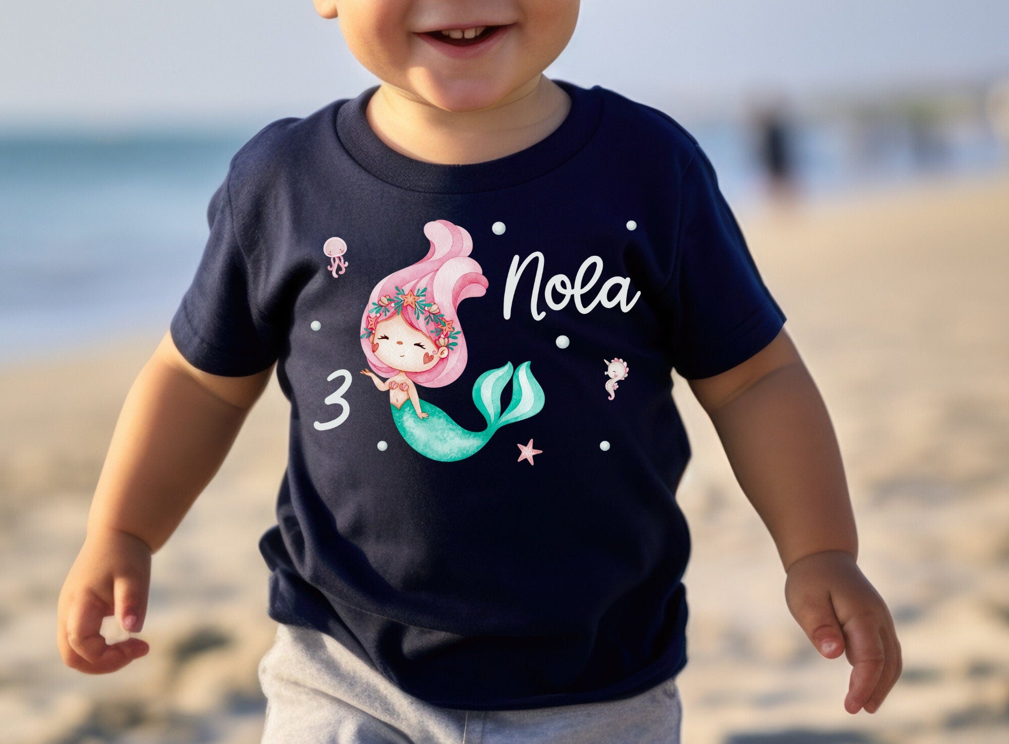 Mädchen-T-Shirt mit türkisfarbener Unterwasserwelt, Nixe, Muscheln und Meerjungfrau – personalisiert mit Name und Zahl