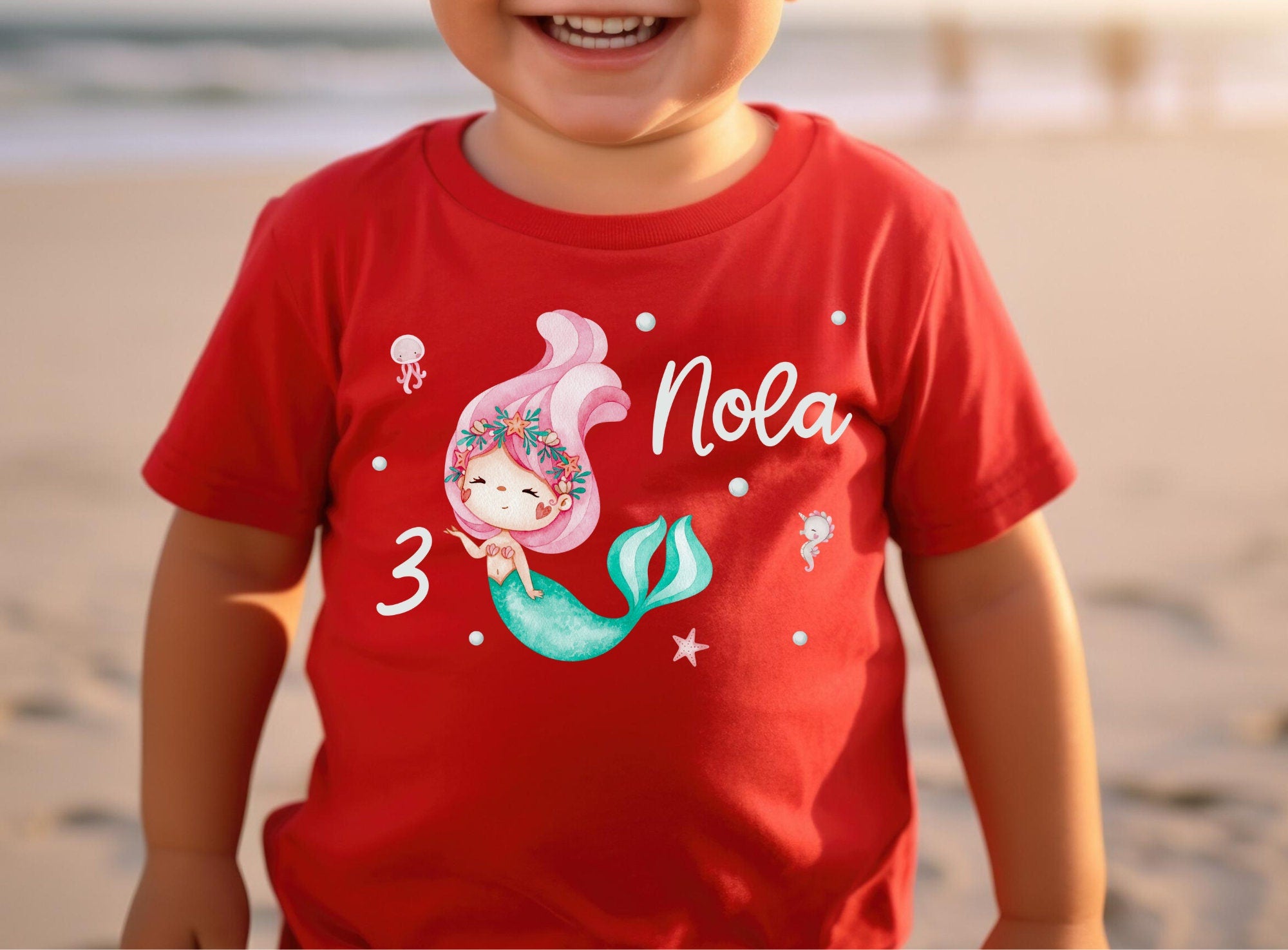 Mädchen-T-Shirt mit türkisfarbener Unterwasserwelt, Nixe, Muscheln und Meerjungfrau – personalisiert mit Name und Zahl