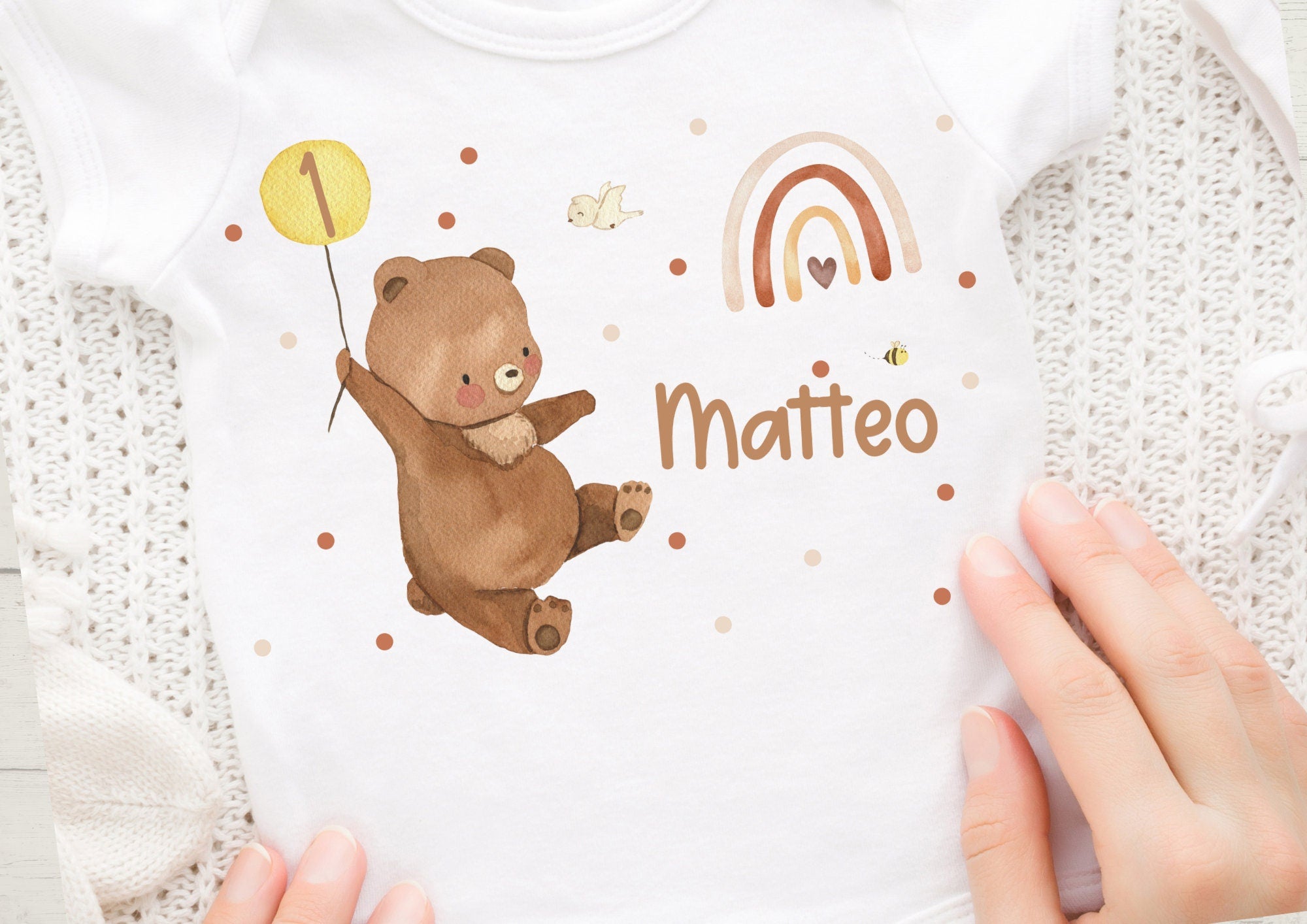 Bügelbild für bunte und weiße Stoffe mit Wunschname und Alter personalisiert Bär Luftballon Geburtstagsshirt Regenbogen – Appliques & Patches
