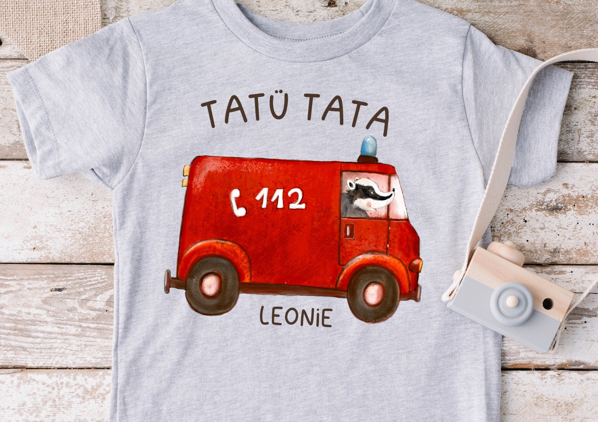 Tatü Tata Bügelbild Feuerwehr mit Dachs – Aufbügler 112 für – personalisiert mit Name – A4 oder A5 – für bunte Stoffe – Appliques & Patches