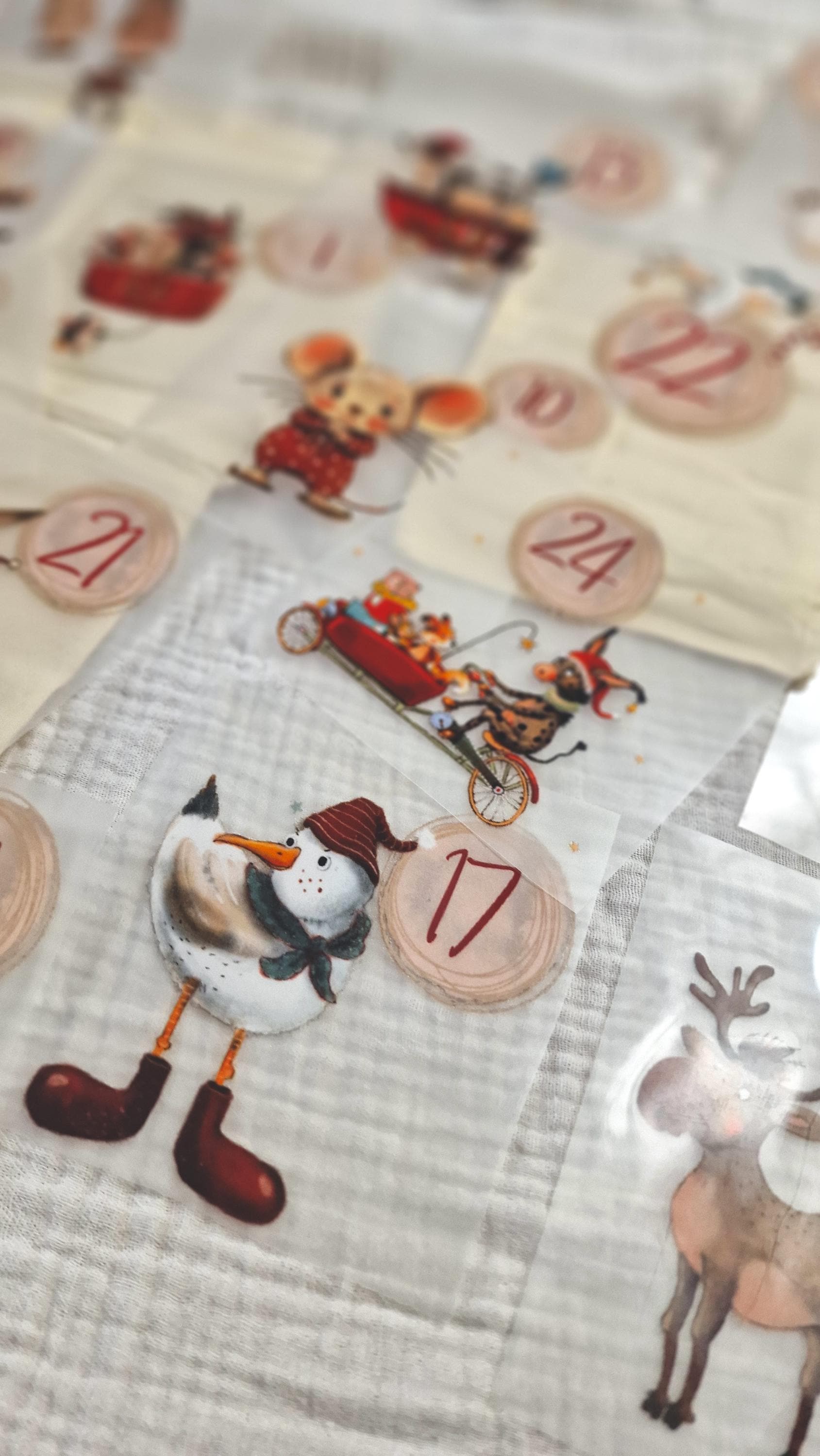 Bügelbilder Adventskalender Zahlen – DIY Adventskalender selber machen – Stoffsäckchen gestalten – Weihnachts Bügelbilder – Advent Calendars