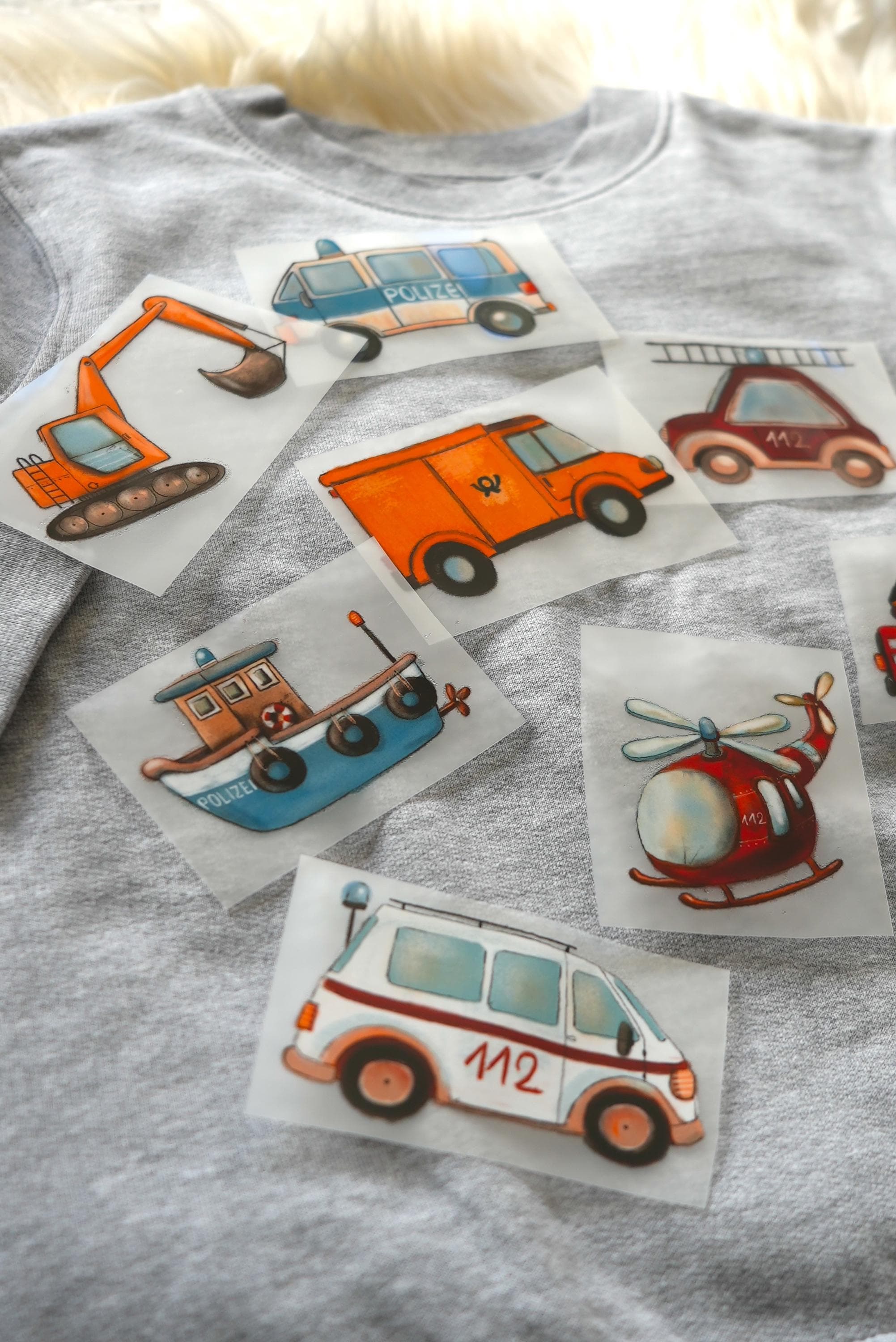 Bügelbild Set mit Feuerwehr, Polizei und Bagger für Kinder“
„Textiltransfer für Kinderkleidung – Fahrzeuge zum Aufbügeln“
„DIY Patch zum Aufbügeln – Upcycling für Jungen & Mädchen“