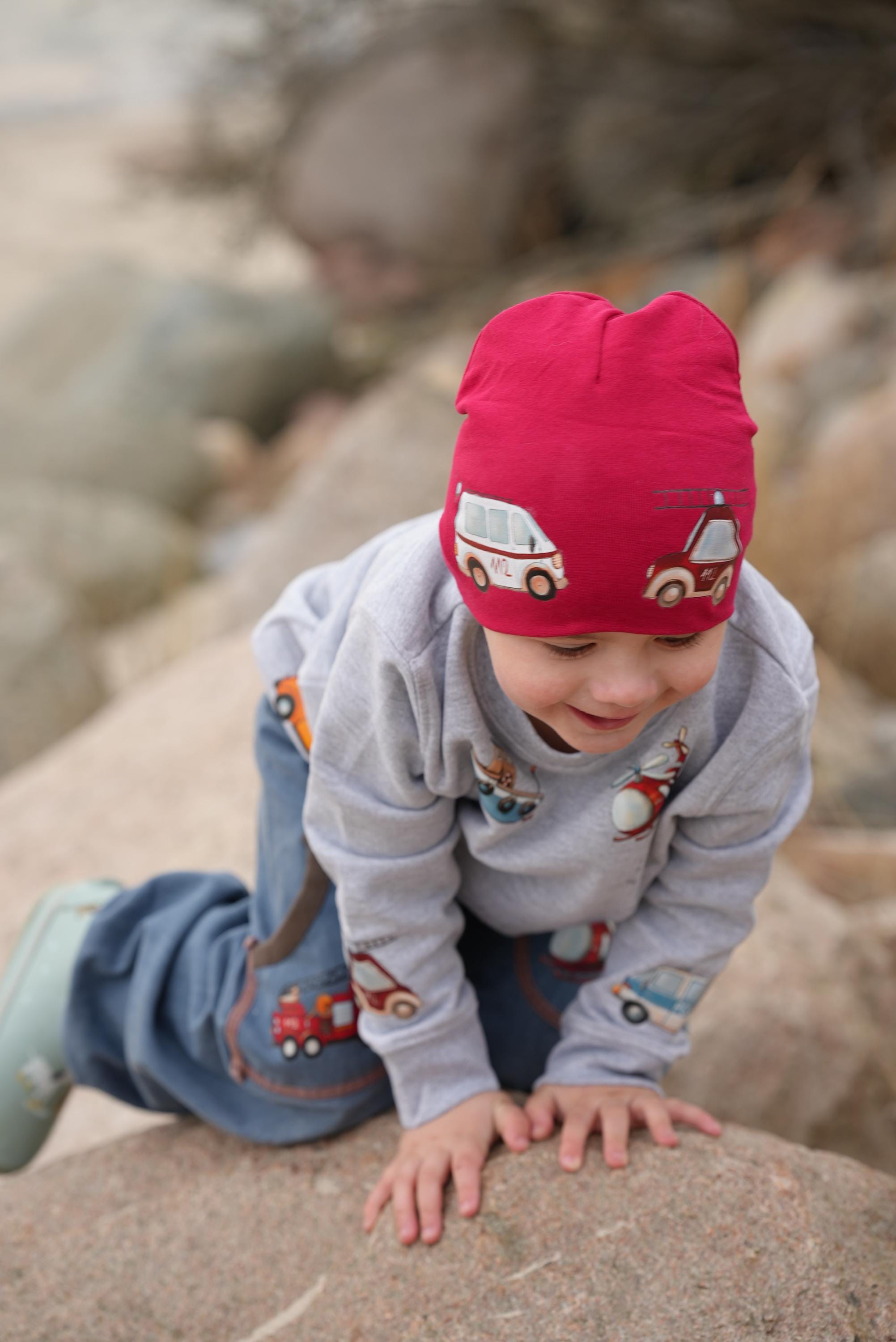 Kind am Strand mit Kleidung mit bunten Bügelbildern
Bügelbild Set mit Feuerwehr, Polizei und Bagger für Kinder“
„Textiltransfer für Kinderkleidung – Fahrzeuge zum Aufbügeln“
„DIY Patch zum Aufbügeln – Upcycling für Jungen & Mädchen“