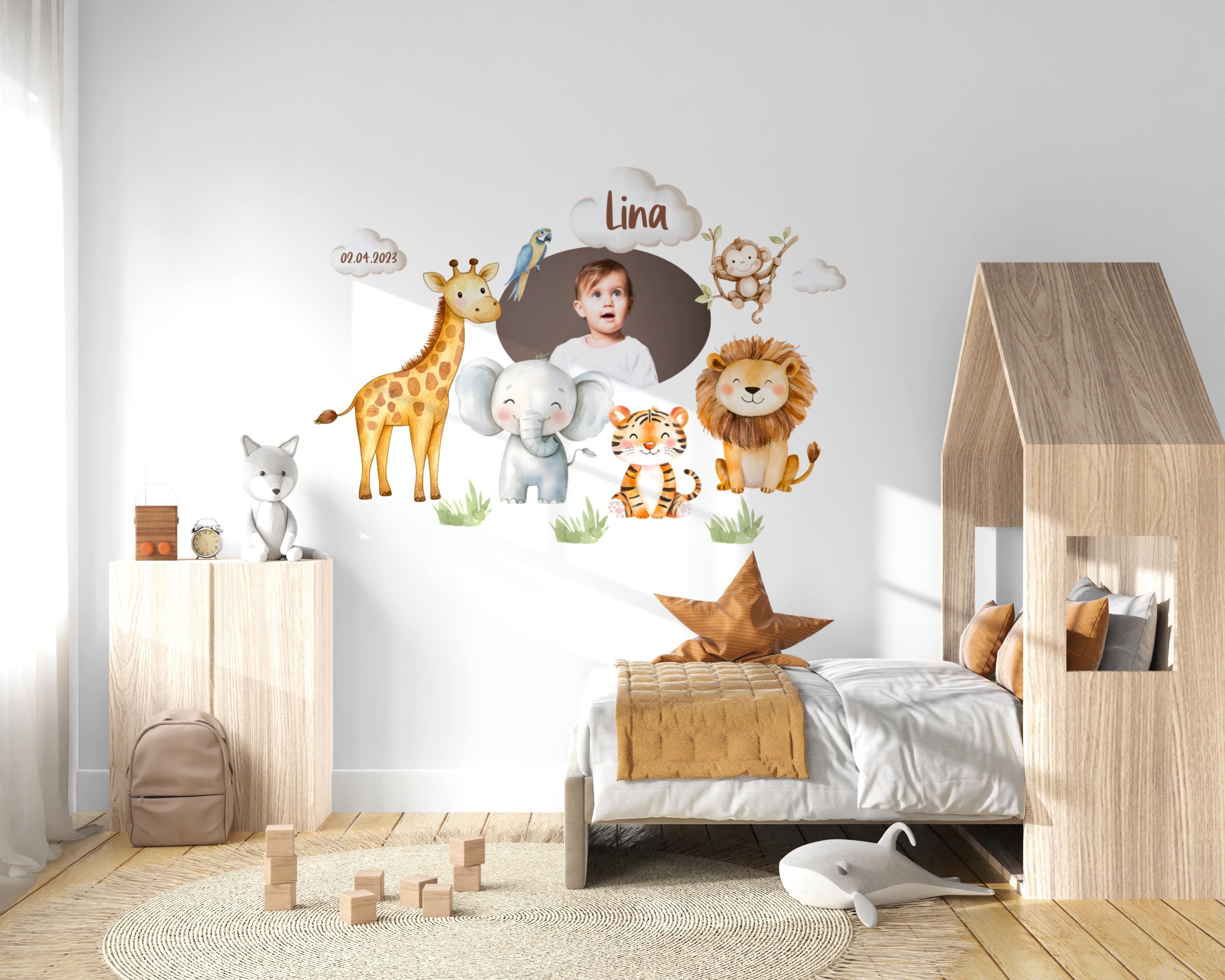 Wandtattoo Safari personalisiert mit Foto & Name – Tiere Babyzimmer Deko – Löwe Giraffe Zebra – Geschenk zur Geburt – Wall Decals & Murals