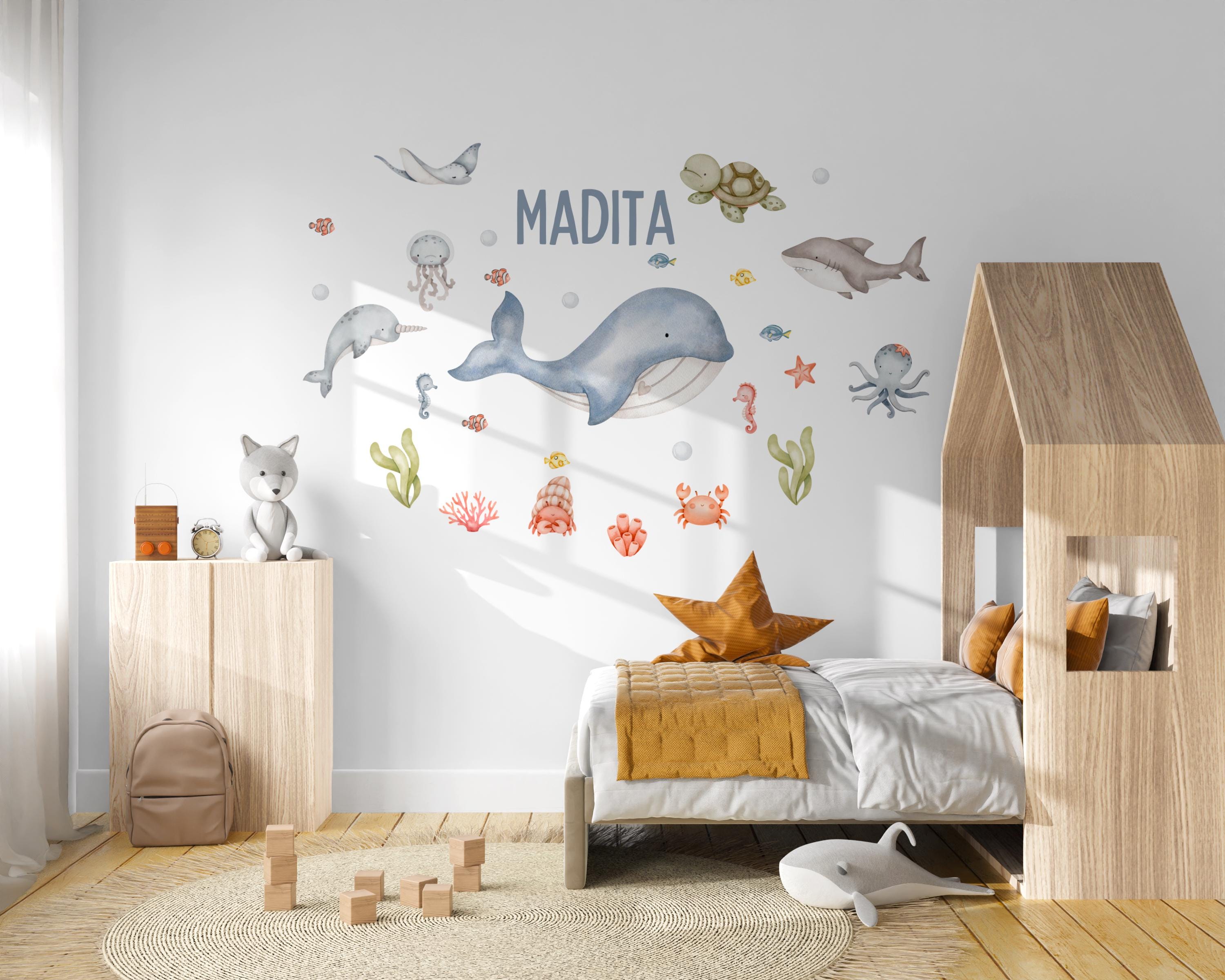 Wandtattoo Wal mit Name – personalisierte Unterwasserwelt fürs zimmer – Wandsticker 60x40 80x60 cm – mit Qualle, Hai, Rochen und Krebs – Wall Decals & Murals