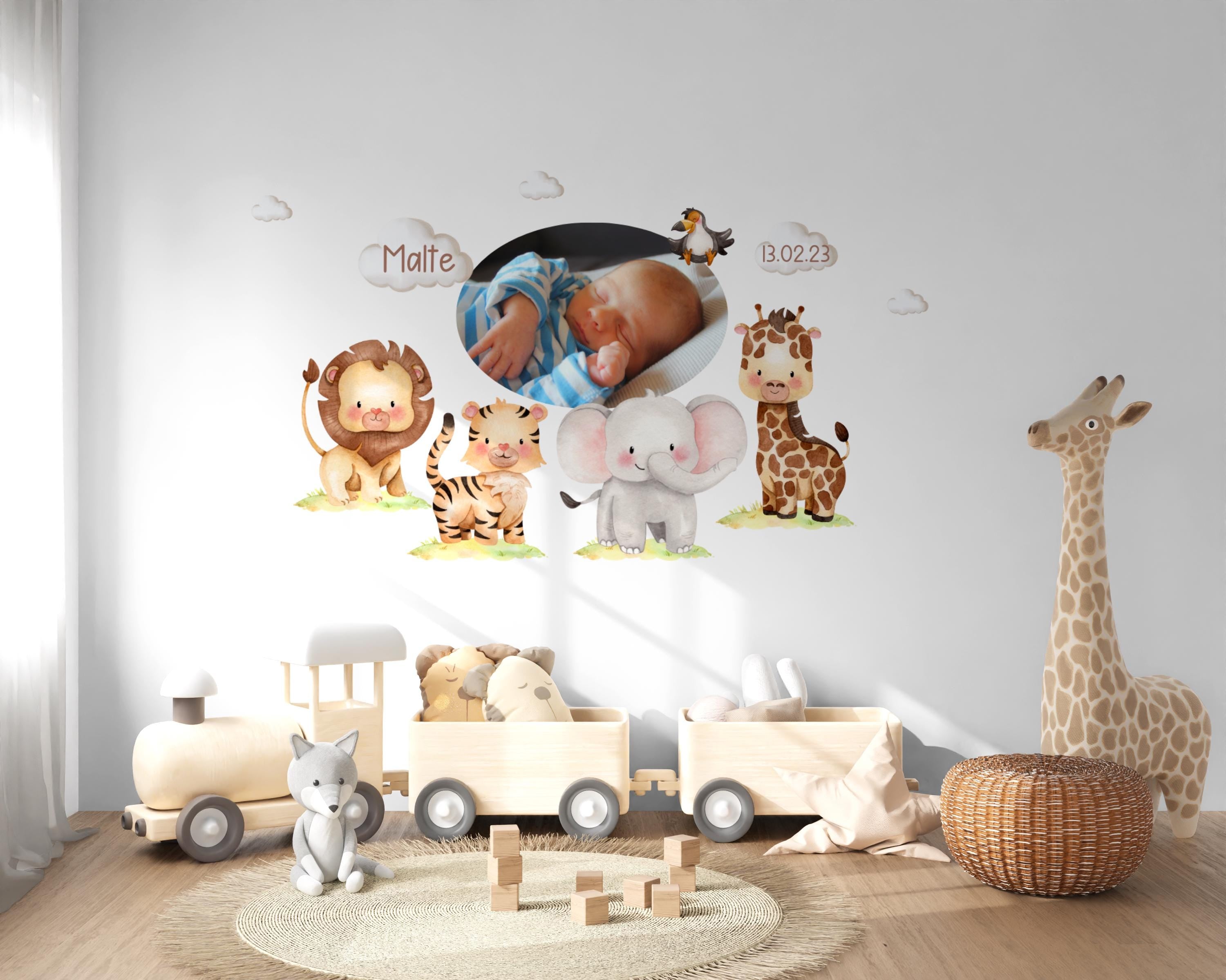 Wandtattoo Safari mit Foto & Name – personalisiert – Dschungeltiere fürs Baby- und zimmer – Geschenk zur Geburt – A3 A2 A1 – Wall Decals & Murals