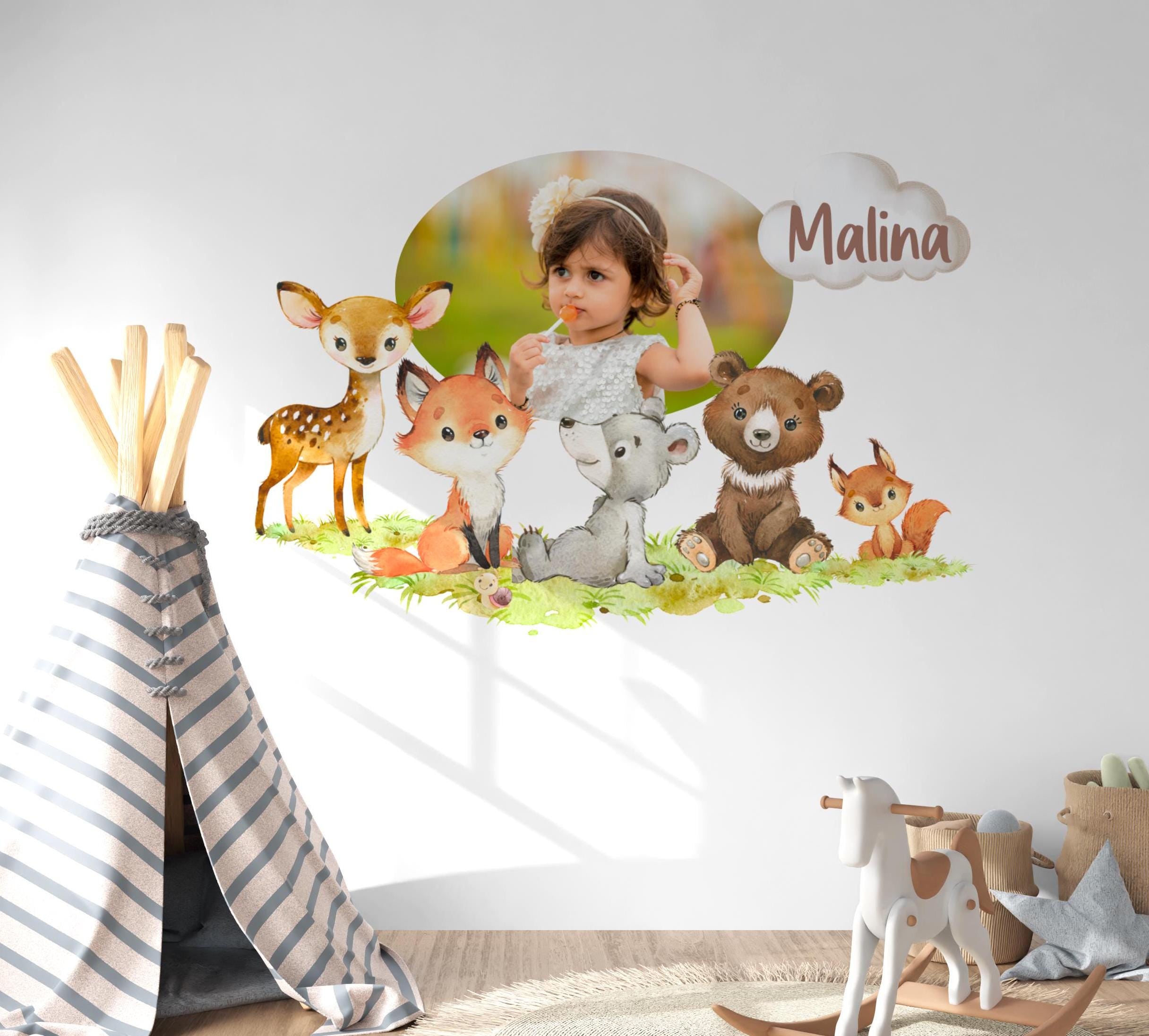 Wandtattoo Babyzimmer mit Foto und Name, Motiv mit Waldtieren (Bär, Reh, Hase), personalisiertes Wandbild zur Geburt, A3–A1 Format. – Wall Decals & Murals