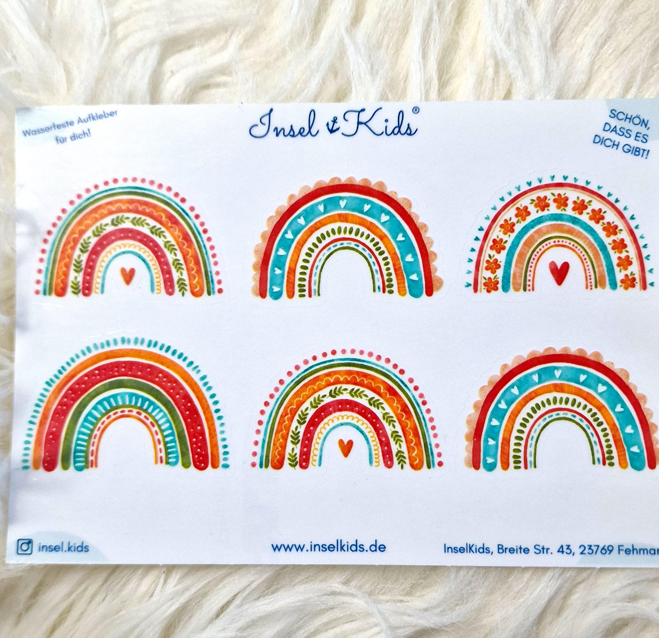 „Regenbogen Aufkleber auf Brotdose“
„Sticker Set Regenbogen Motiv auf Trinkflasche“
„Wasserfester Vinyl-Aufkleber mit Namen“
„Kinder Trinkflasche personalisiert mit Sticker“
„Sticker DIN A5 buntes Regenbogenmotiv“