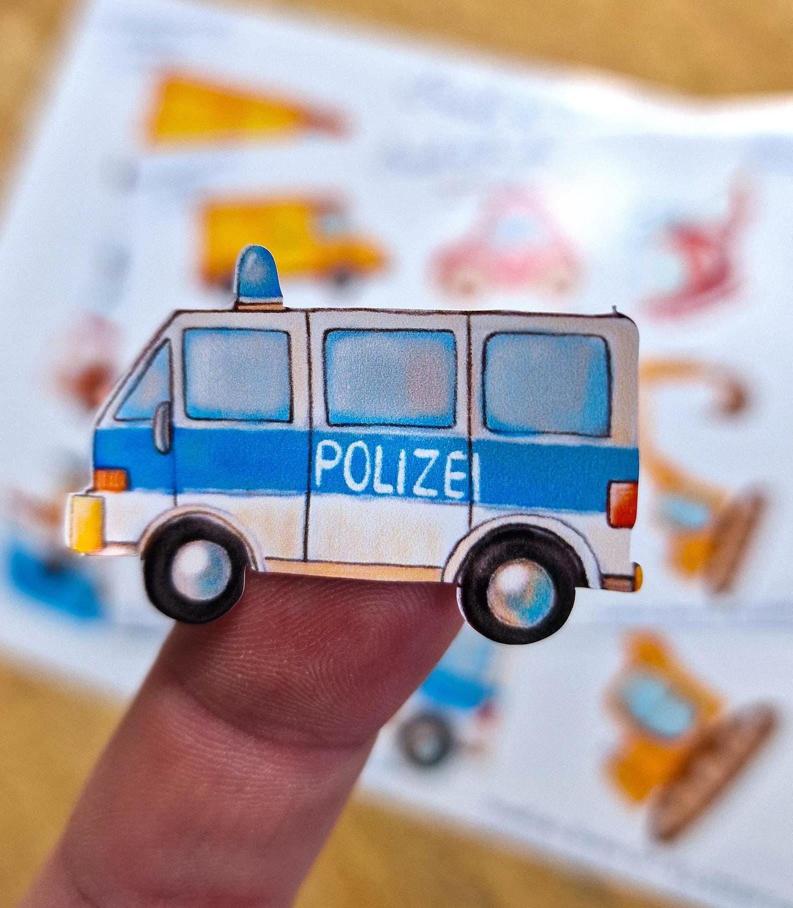 Personalisierte wasserfeste Sticker mit Feuerwehr, Polizeiauto und Postauto – für Brotdosen, Trinkflaschen und Kinderfahrräder. Polizeiauto