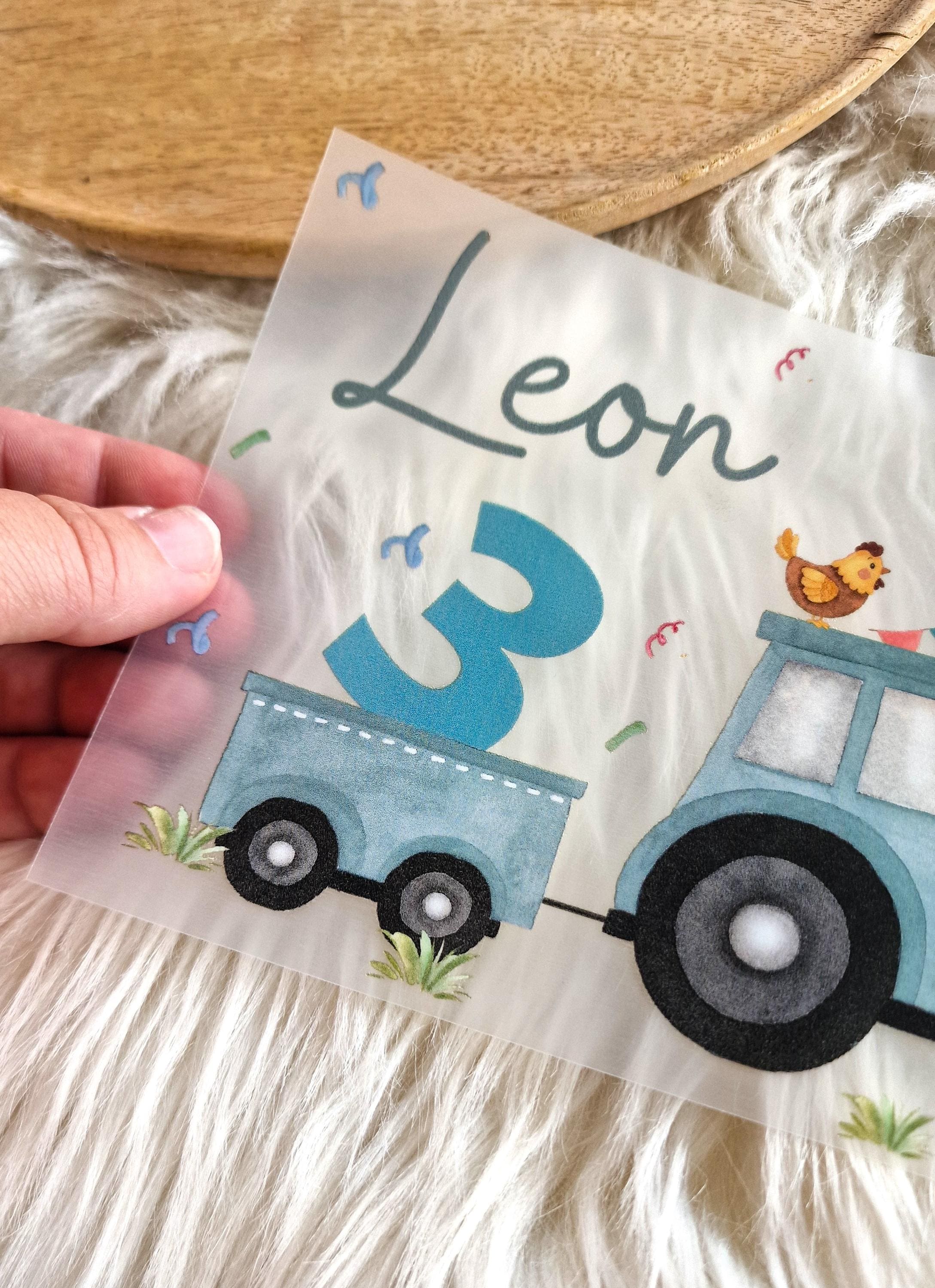 Bügelbild Traktor mit Anhänger Geburtstag personalisiert mit Name und Zahl Bauernhof Geschenk Geburt Einschulung – Appliques & Patches