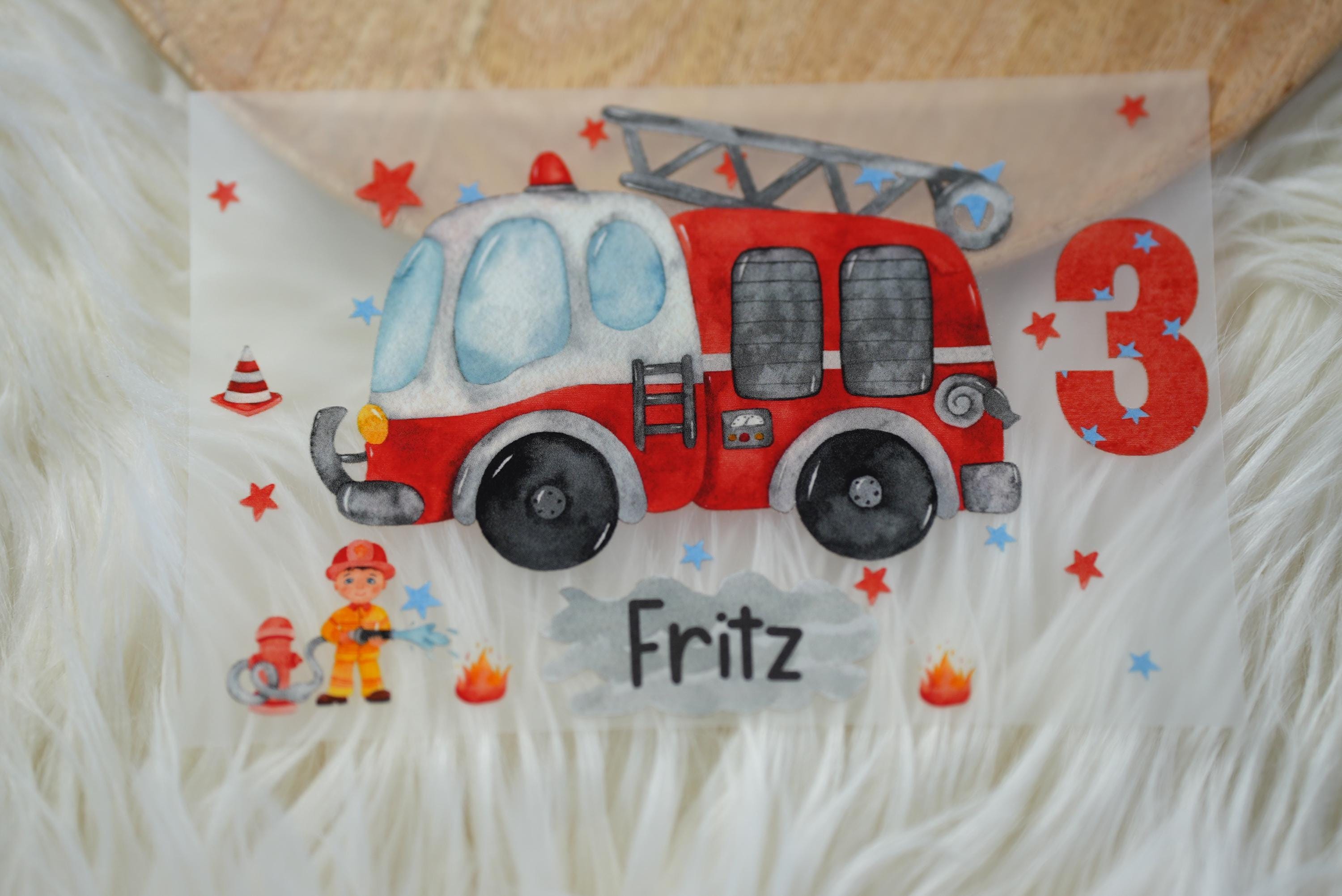 Bügelbild mit Wunschname und Alter personalisiert Feuerwehr Feuerwehrmann Rettungsfahrzeug