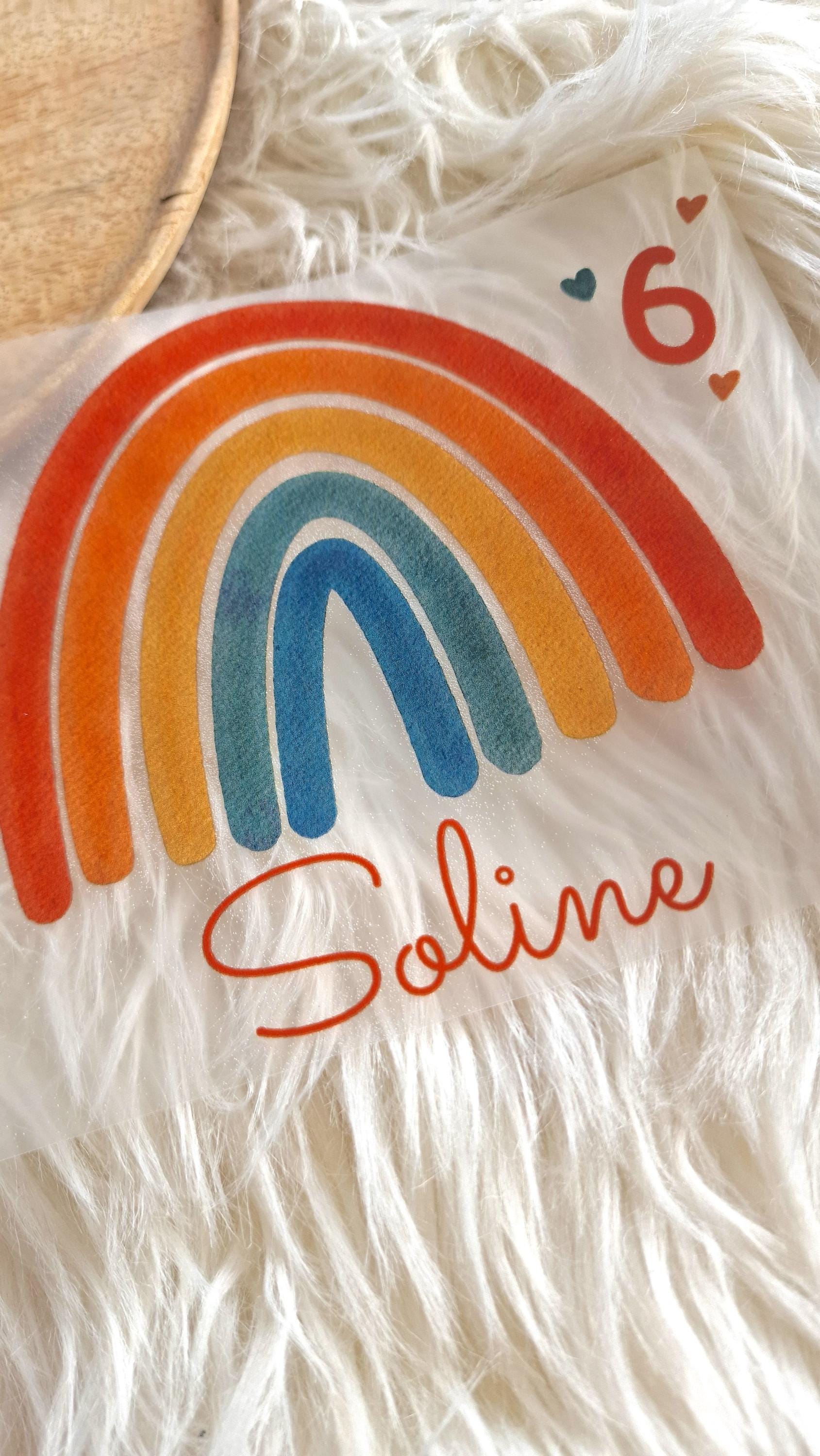 Regenbogen Bügelbild Herz – personalisiert mit Name & Zahl – für weiße und farbige Shirts – DIY Applikation Geburtstag DTF – Appliques & Patches