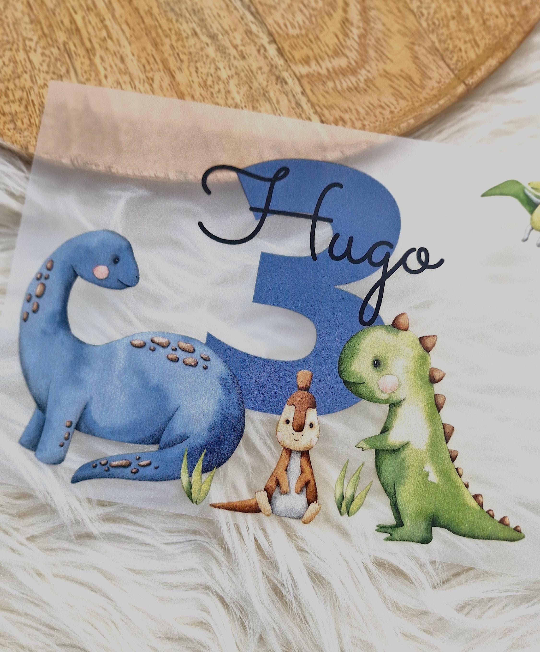 „Personalisiertes Bügelbild Dinosaurier mit Name und Zahl – Dino Motiv zum Aufbügeln – Geburtstagsshirt Kinder – T-Rex, Brachiosaurus, Stegosaurus“