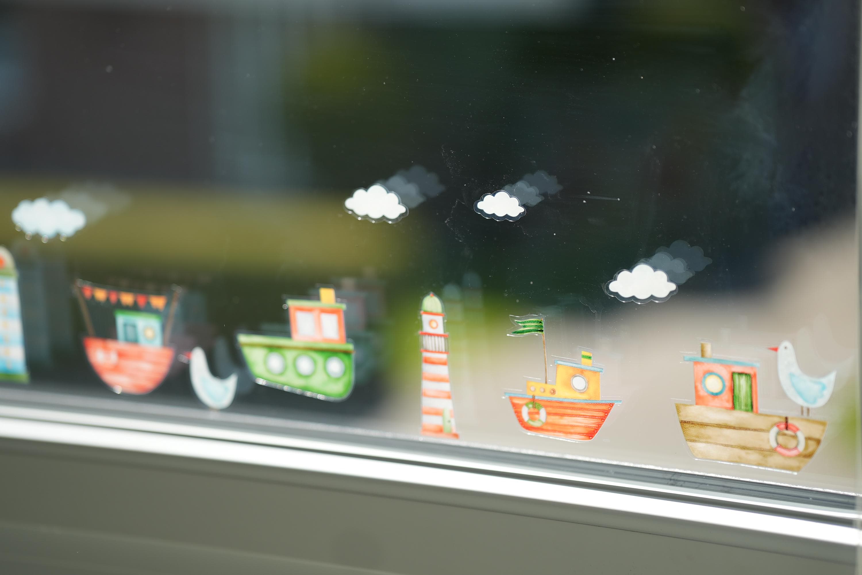 Fensterbild Boote & Leuchtturm – statisch haftend ohne Kleber – wiederverwendbare maritime Sommerdeko – Geschenk für Küstenfans – A4 A3 A2 –