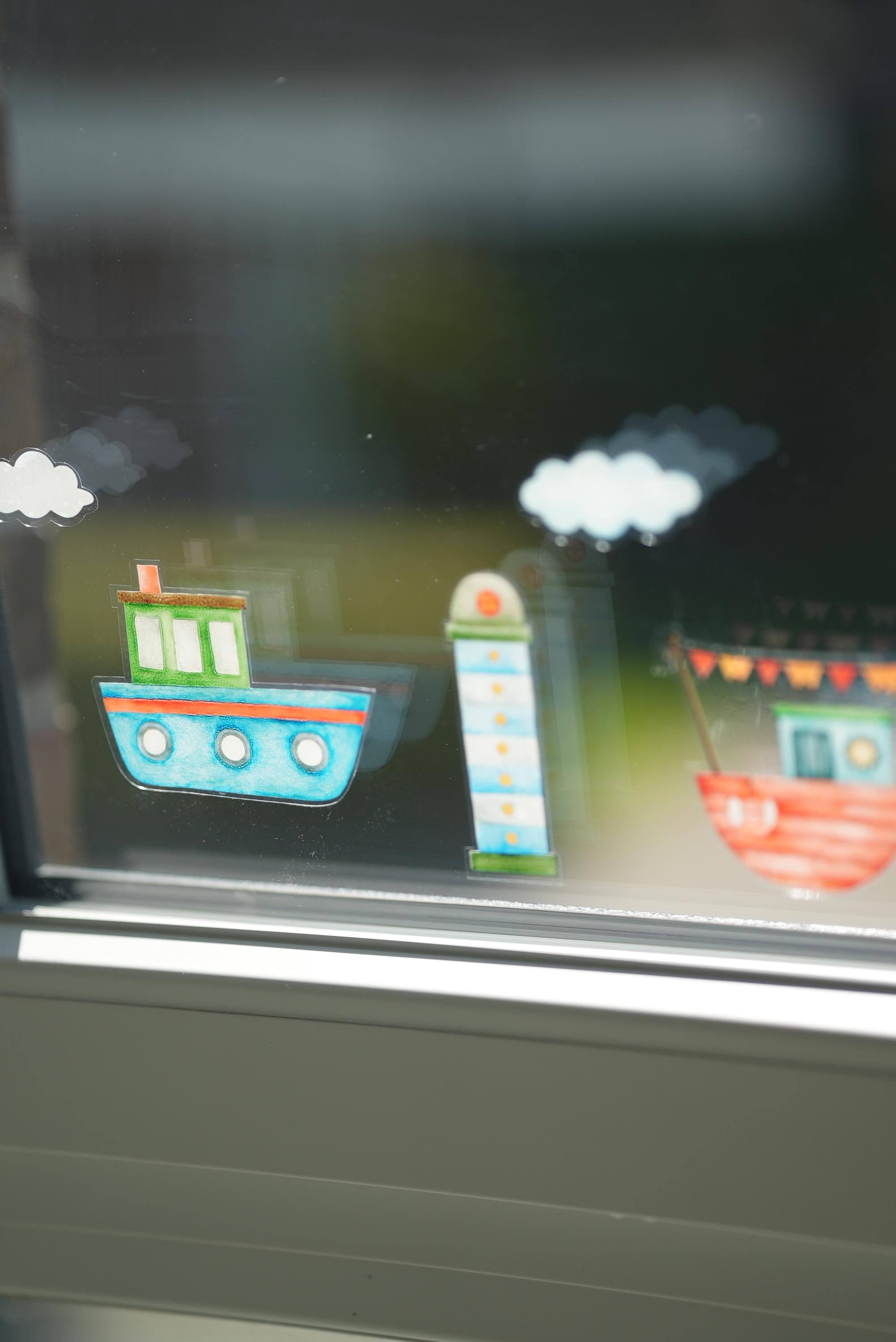 Fensterbild Boote & Leuchtturm – statisch haftend ohne Kleber – wiederverwendbare maritime Sommerdeko – Geschenk für Küstenfans – A4 A3 A2 –