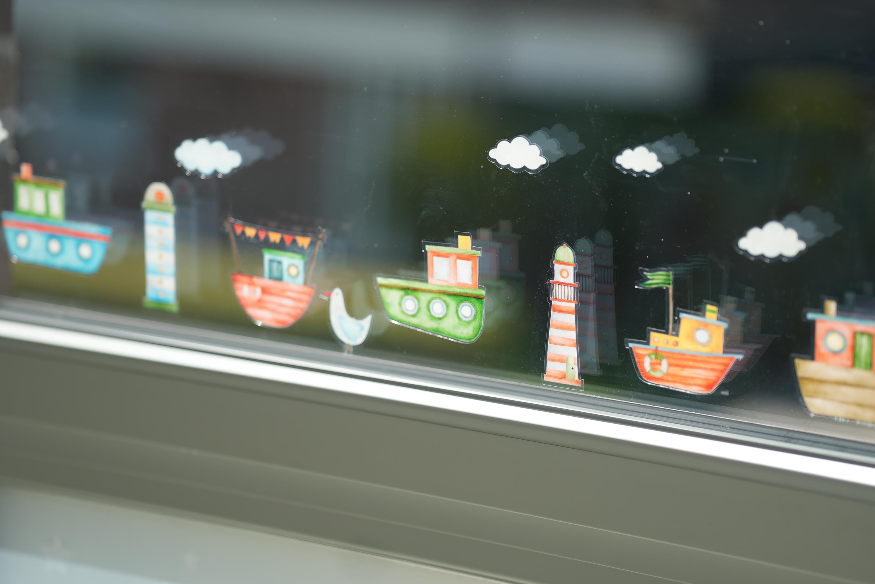 Fensterbild Boote & Leuchtturm – statisch haftend ohne Kleber – wiederverwendbare maritime Sommerdeko – Geschenk für Küstenfans – A4 A3 A2 –