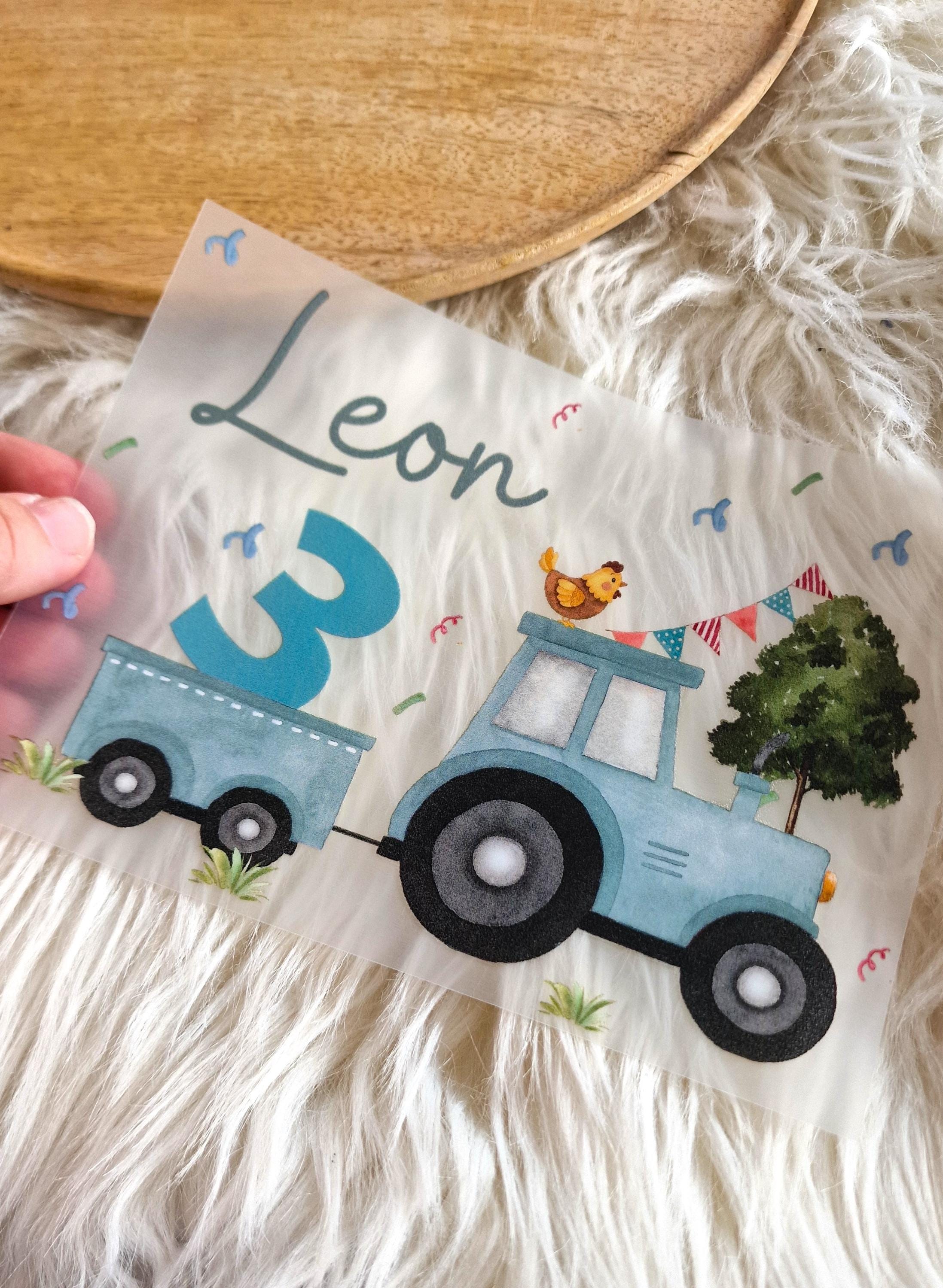 Bügelbild Traktor mit Anhänger Geburtstag personalisiert mit Name und Zahl Bauernhof Geschenk Geburt Einschulung – Appliques & Patches