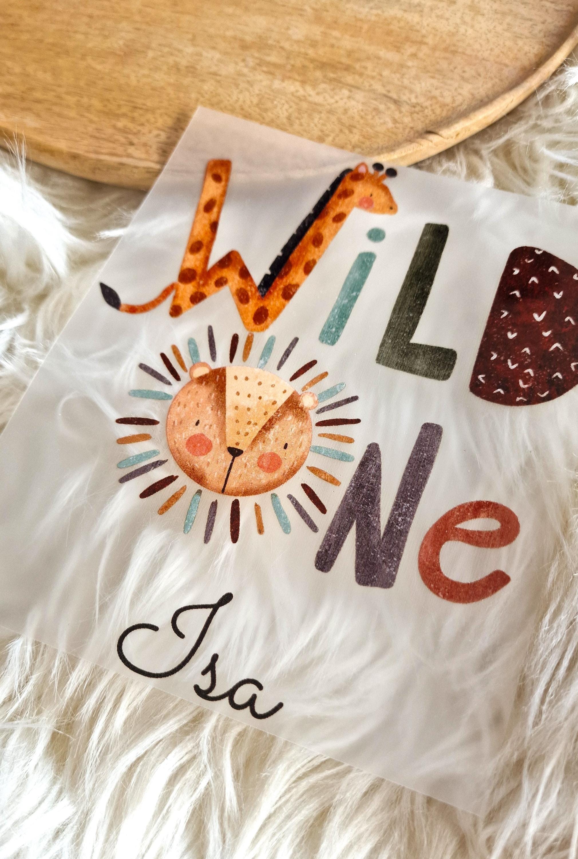Bügelbild Wild One personalisiert mit Name Dschungeltiere Löwe Giraffe Safari Geburtstag Geschenk DIY Party – Appliques & Patches