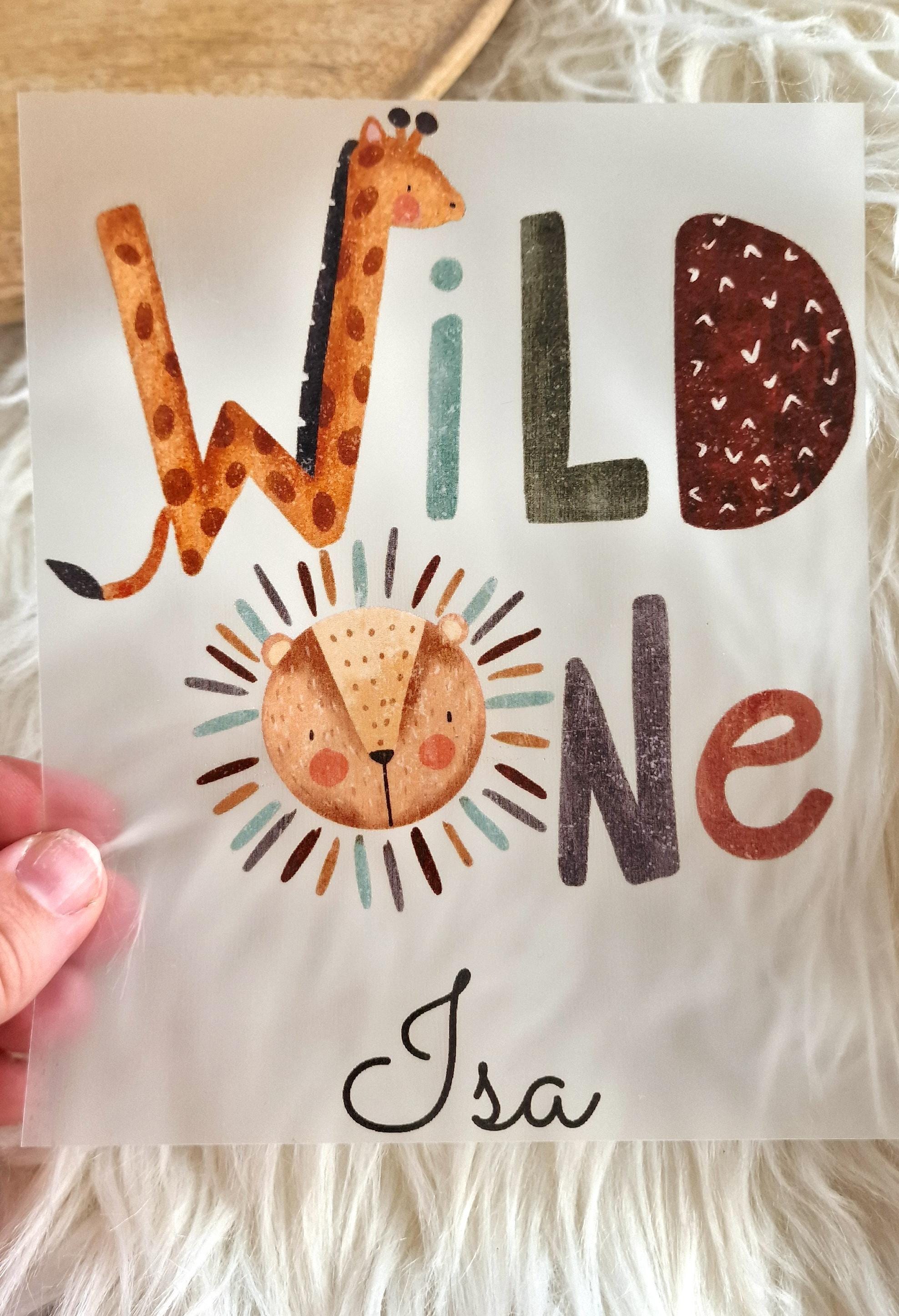 Bügelbild für bunte und weiße Stoffe mit Wunschname personalisiert Dschungel Löwe Giraffe Safari Safaritiere Dschungeltiere Wild One