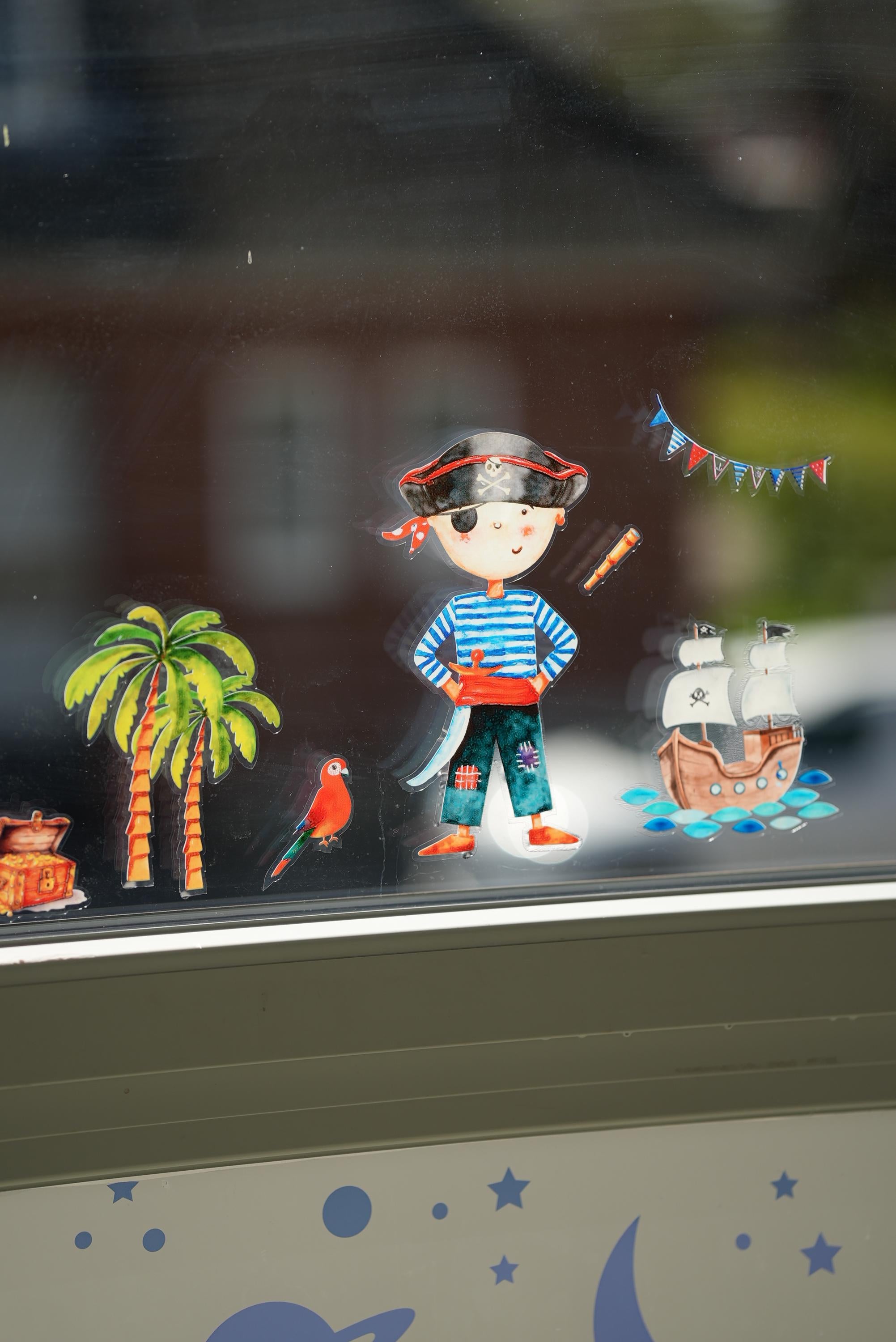 Wiederverwendbares Fensterbild Pirat zimmer – Fensterdeko ohne Kleber – statisch haftend – Piratenschiff Schatztruhe Palme –