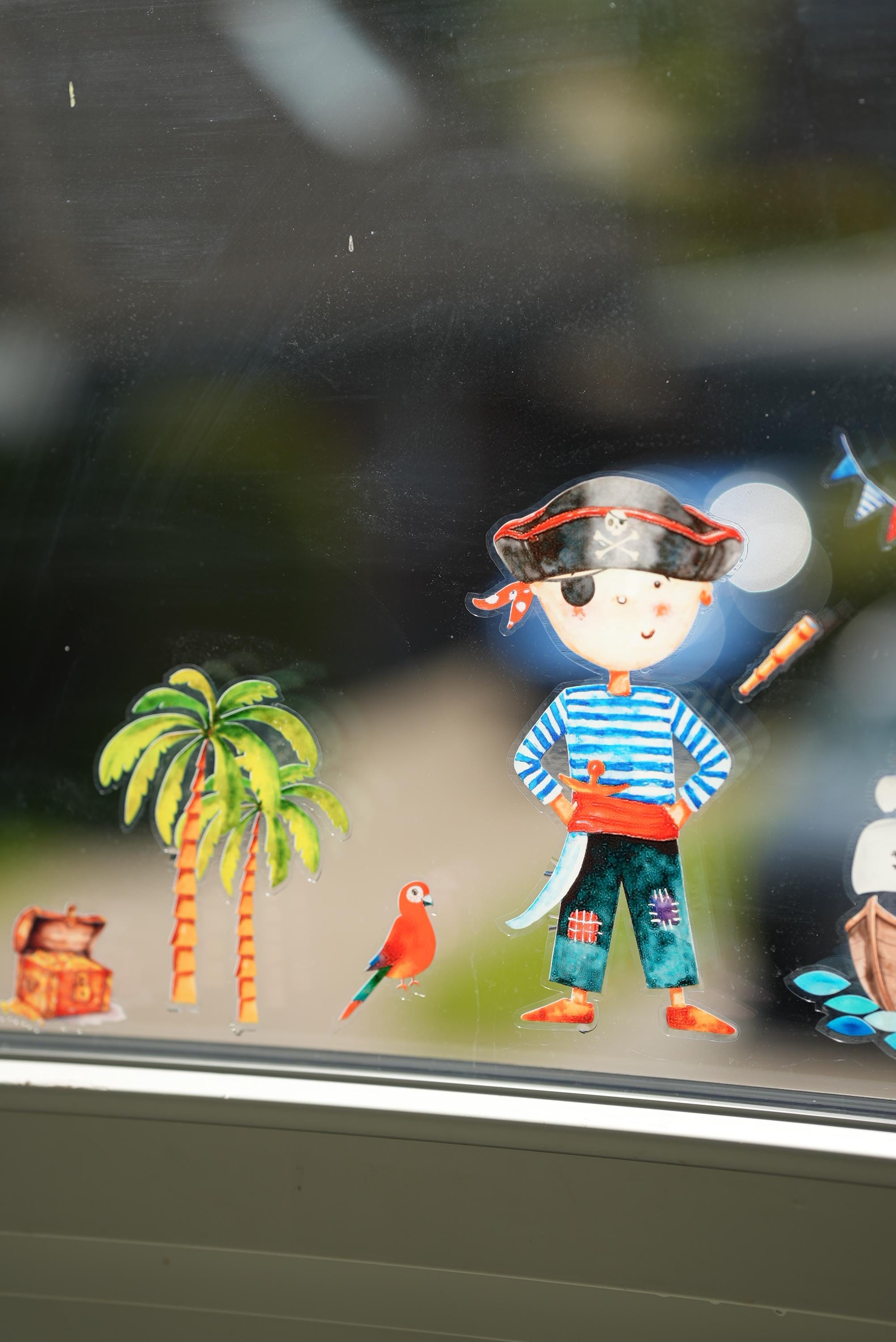 Wiederverwendbares Fensterbild Pirat zimmer – Fensterdeko ohne Kleber – statisch haftend – Piratenschiff Schatztruhe Palme –