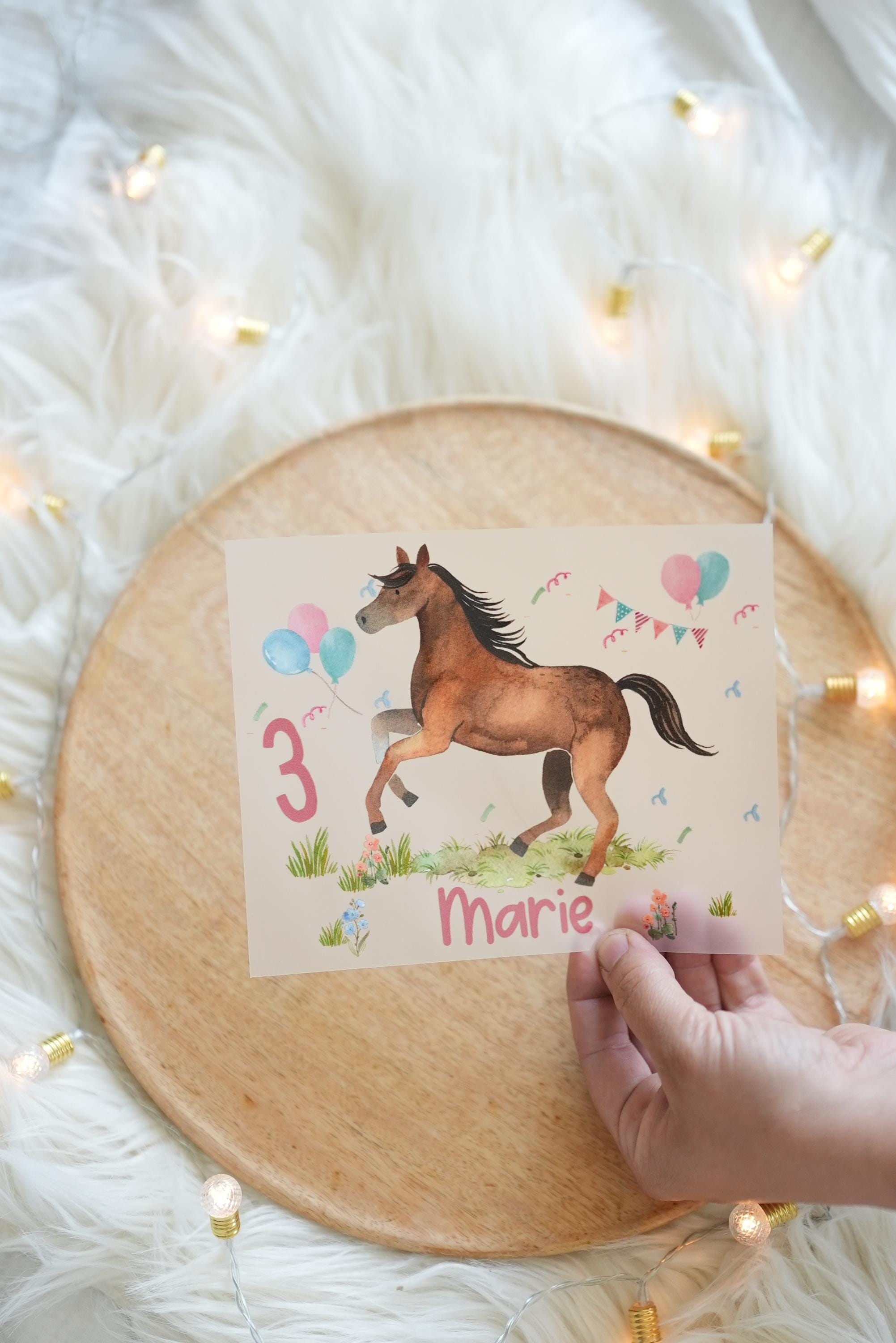 Bügelbild mit Pferd & Name – personalisiert für – Pony und Reiterin Motiv – für s und Geburtstage – A4 oder A5 – Appliques & Patches