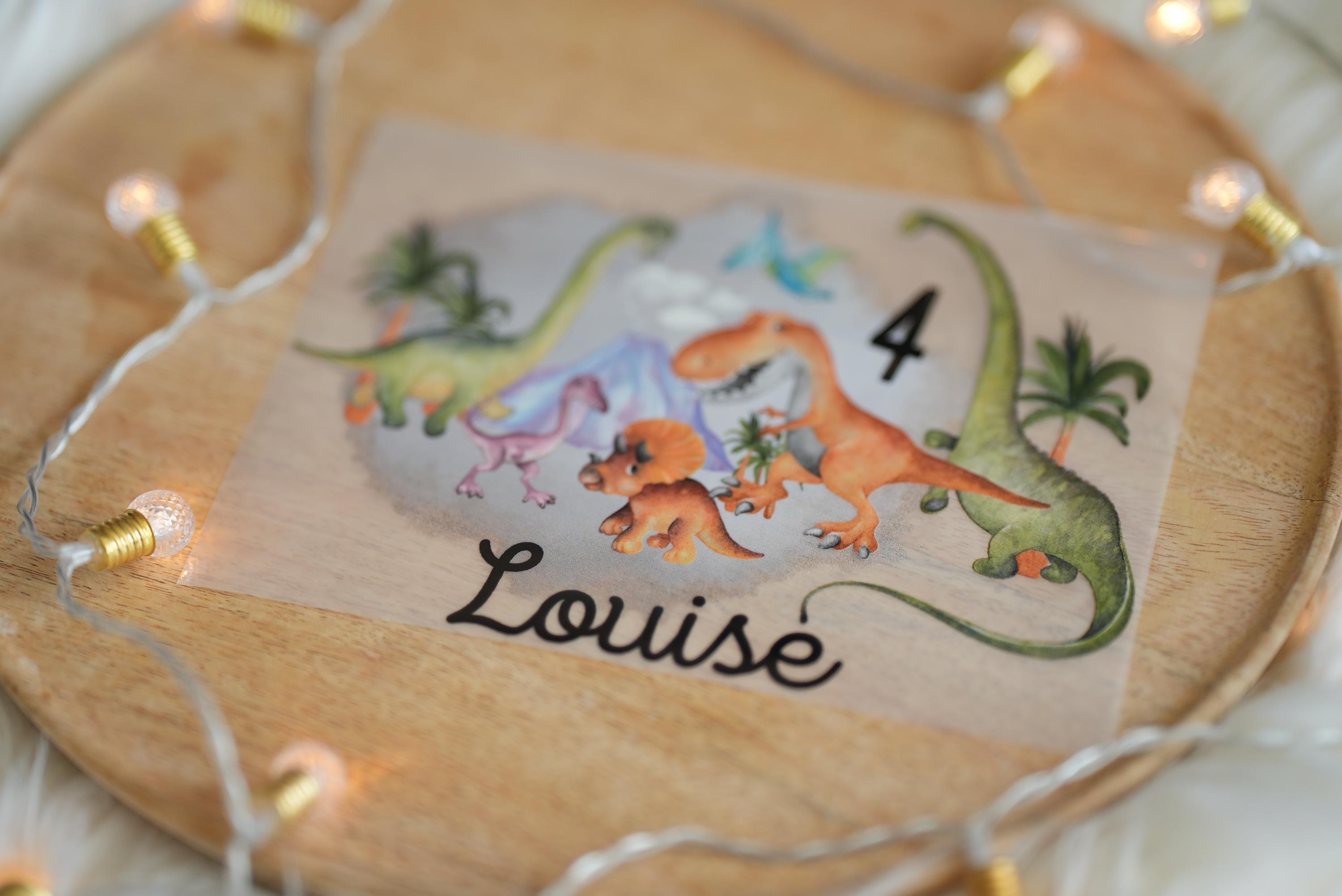 Bügelbild Dinosaurier Geburtstag – personalisiert mit Name & Zahl – für Shirts – Pastell Dinos in A4 oder A5 – Appliques & Patches
