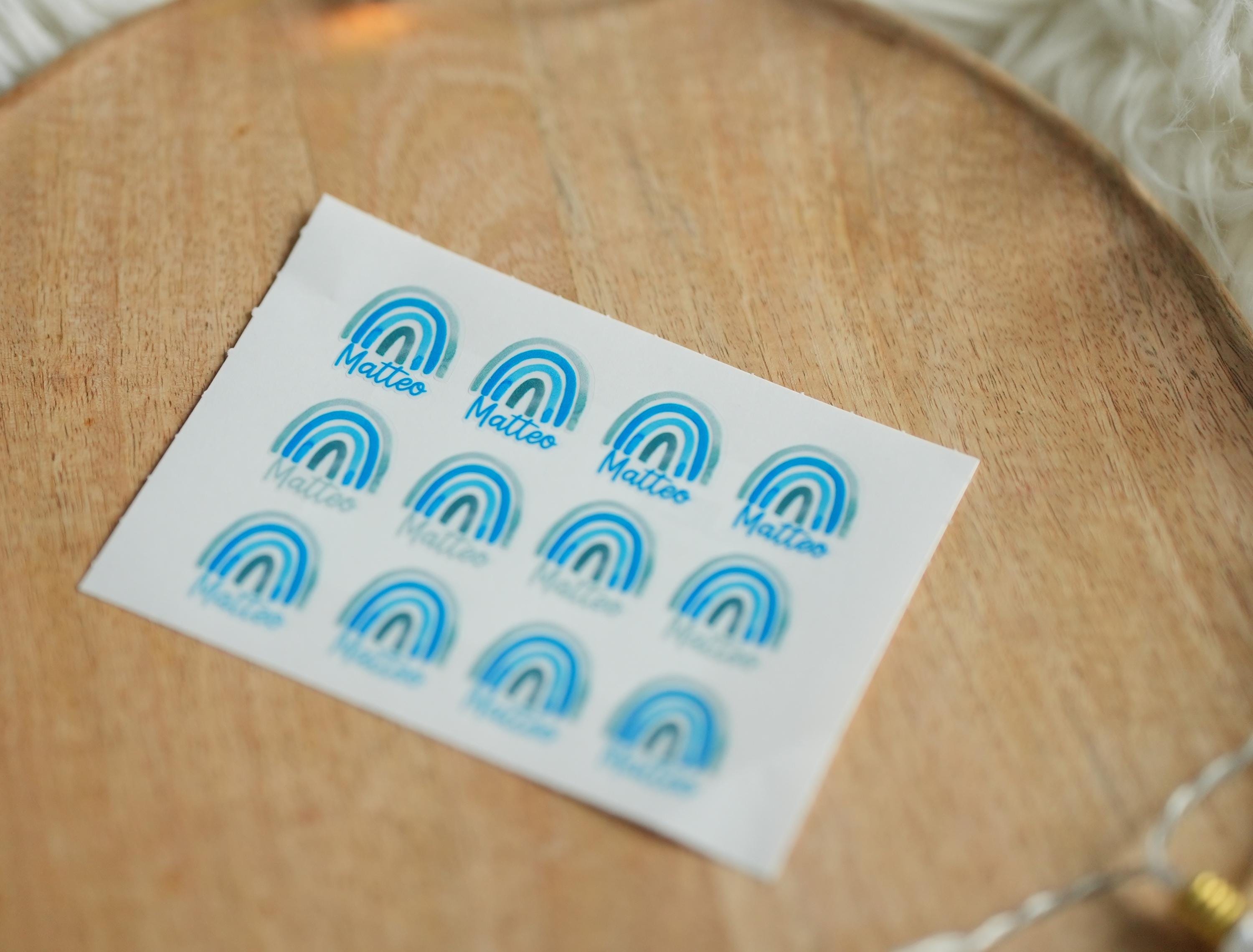 Namenssticker blau-grün – personalisiert für n – Regenbogen Design – spülmaschinenfest & wasserfest – Kita Schule – A6 A5 A4 – Stickers