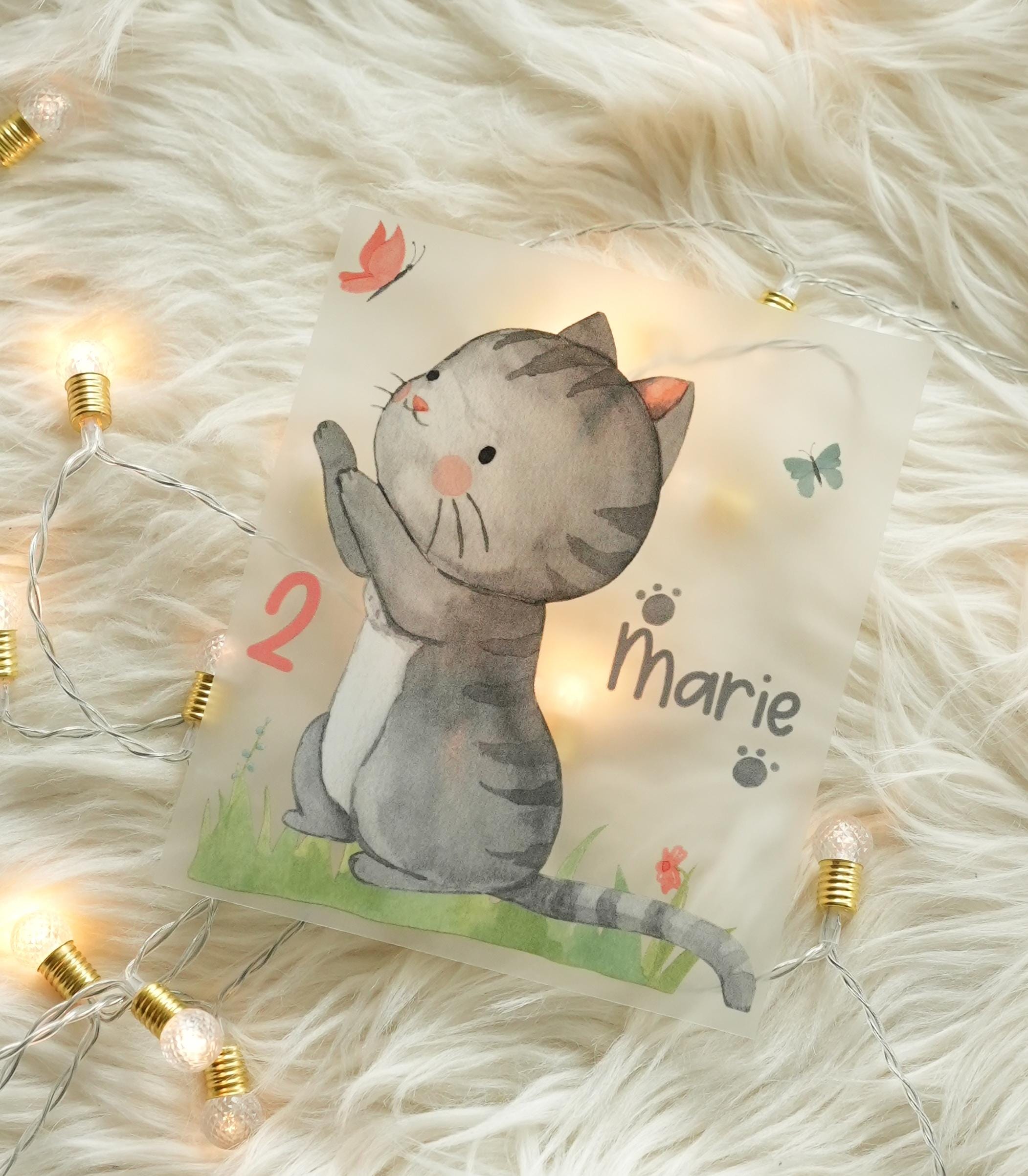Personalisiertes Bügelbild mit süßer Aquarell-Katze, Name & Alter inklusive. Für Geburtstagsshirts, Babybodys oder Kissen – in A4 oder A5. – Appliques & Patches