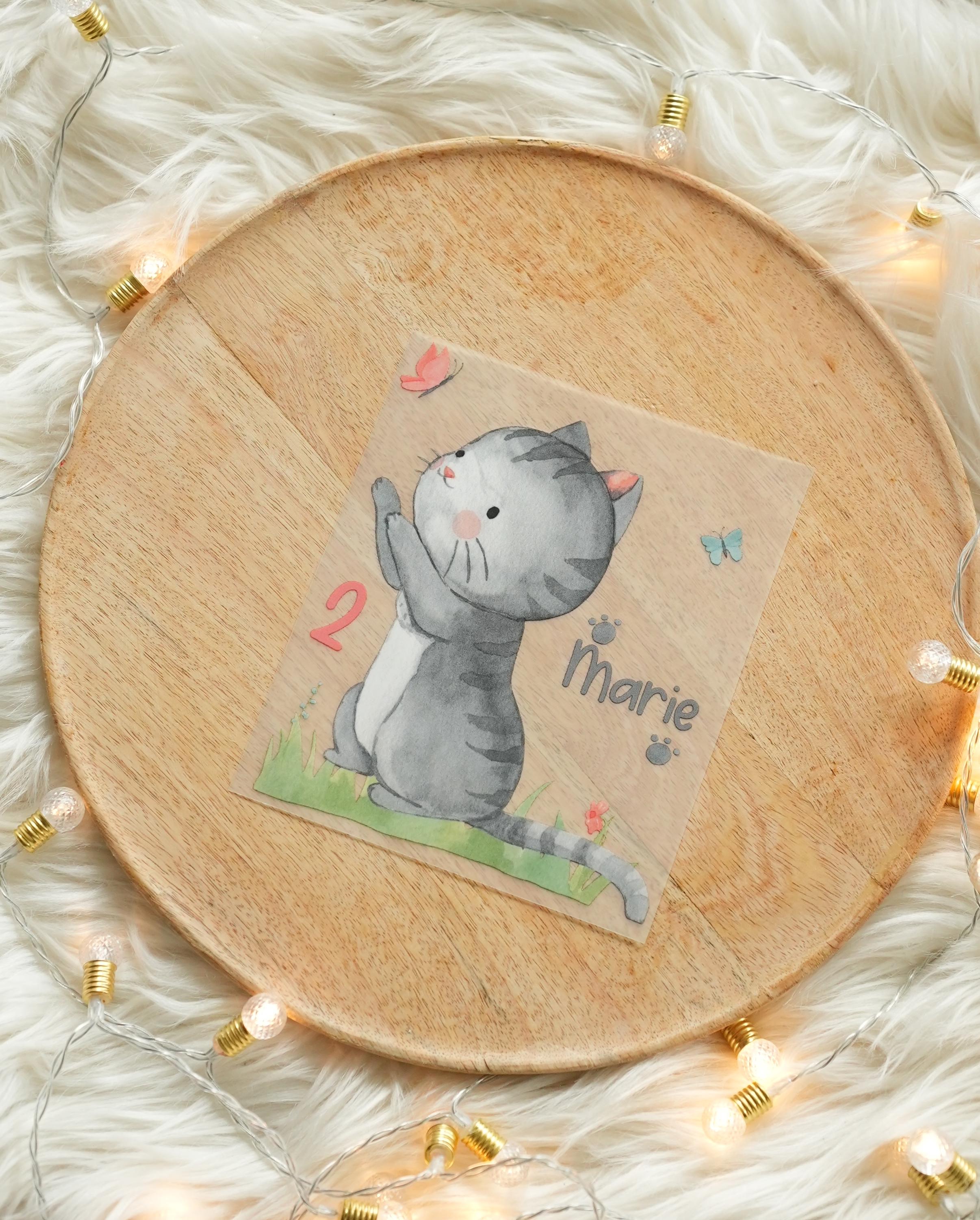 Personalisiertes Bügelbild mit süßer Aquarell-Katze, Name & Alter inklusive. Für Geburtstagsshirts, Babybodys oder Kissen – in A4 oder A5. – Appliques & Patches