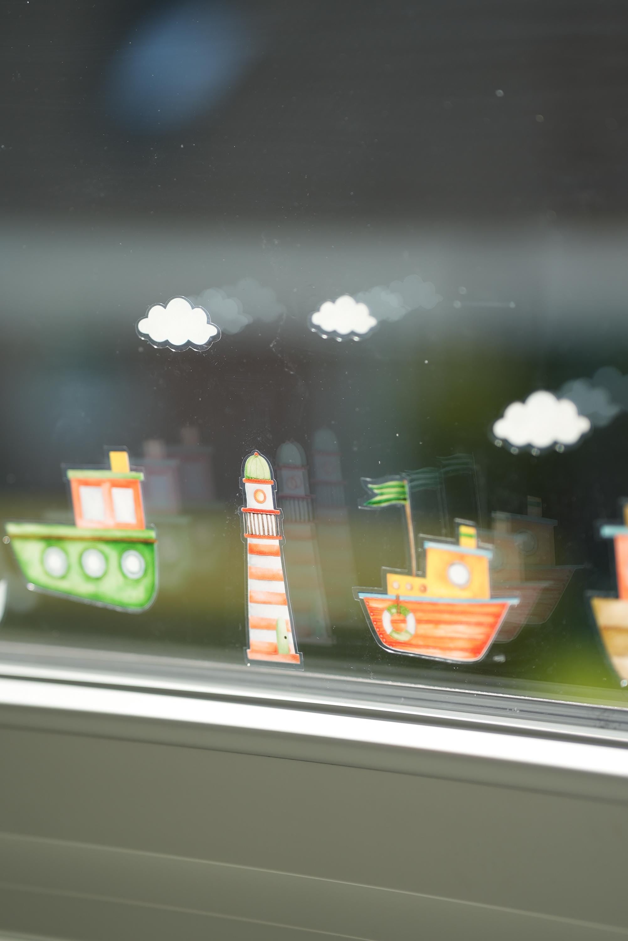 Fensterbild Boote & Leuchtturm – statisch haftend ohne Kleber – wiederverwendbare maritime Sommerdeko – Geschenk für Küstenfans – A4 A3 A2 –