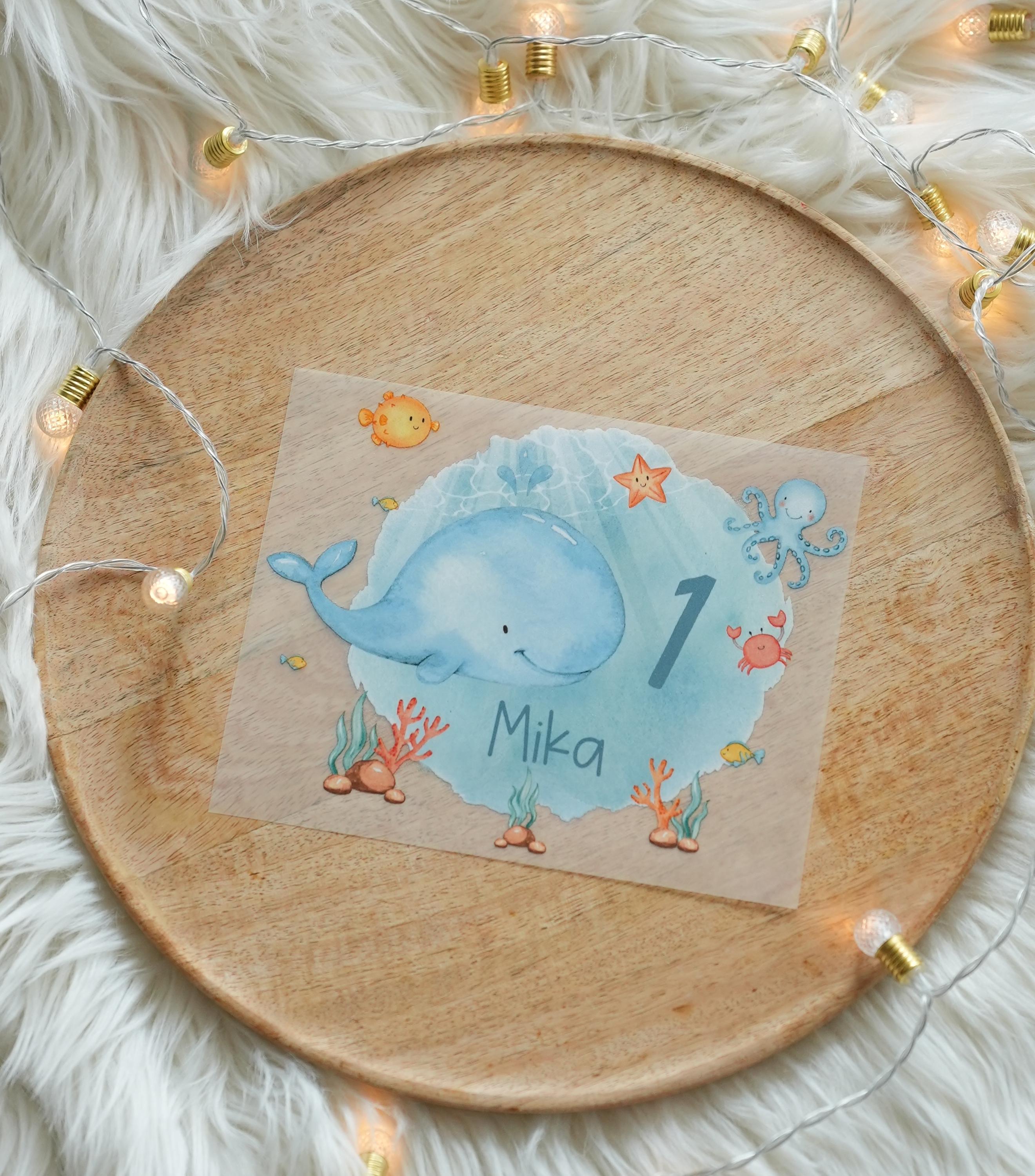 Bügelbild Wal Unterwasser Geburtstag – personalisiert mit Name & Zahl – Meeresmotiv für – DTF für – Appliques & Patches