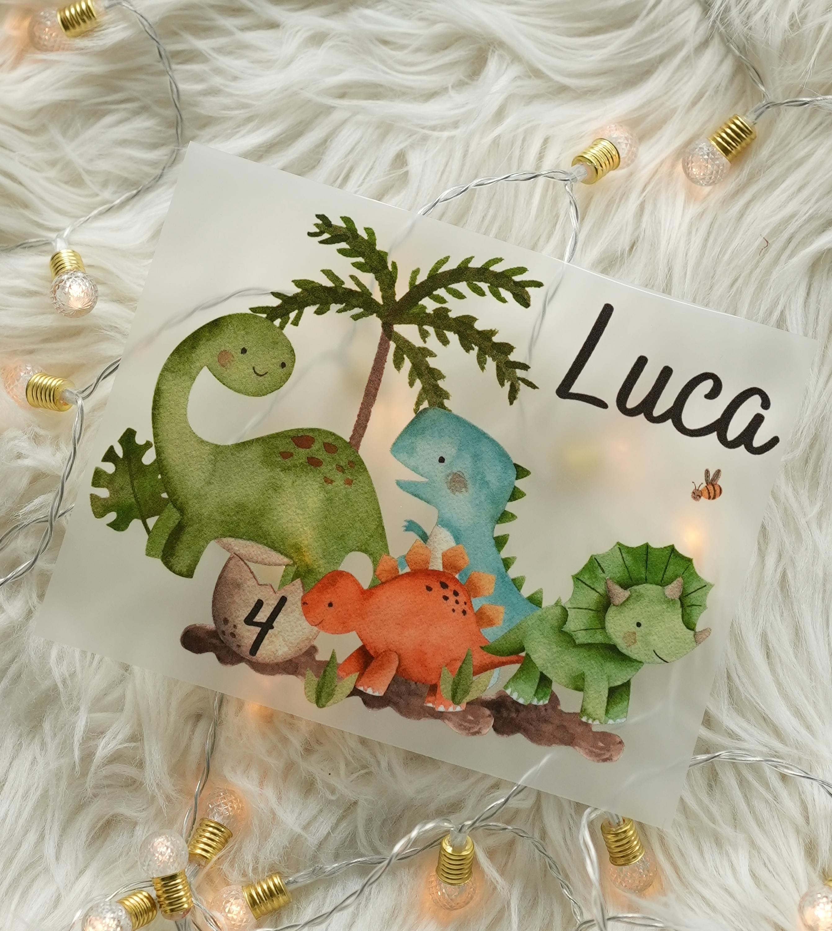 Bügelbild Dinosaurier mit Name & Alter – personalisiert – Aufbügler Dino Shirt n – Geburtstagsshirt DIY A5/A4 – inkl. Anleitung – Appliques & Patches
