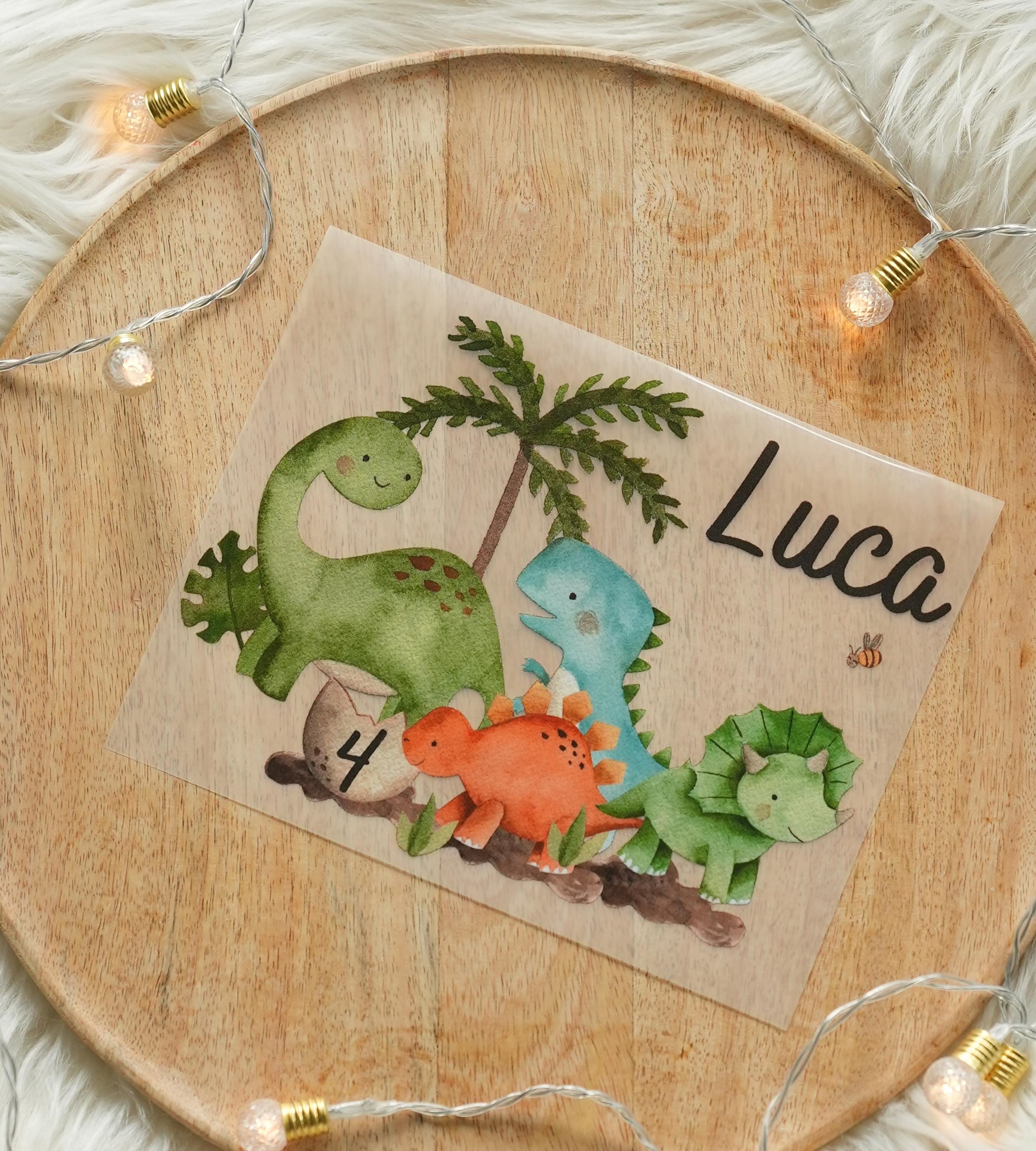 Bügelbild Dinosaurier mit Name & Alter – personalisiert – Aufbügler Dino Shirt n – Geburtstagsshirt DIY A5/A4 – inkl. Anleitung – Appliques & Patches