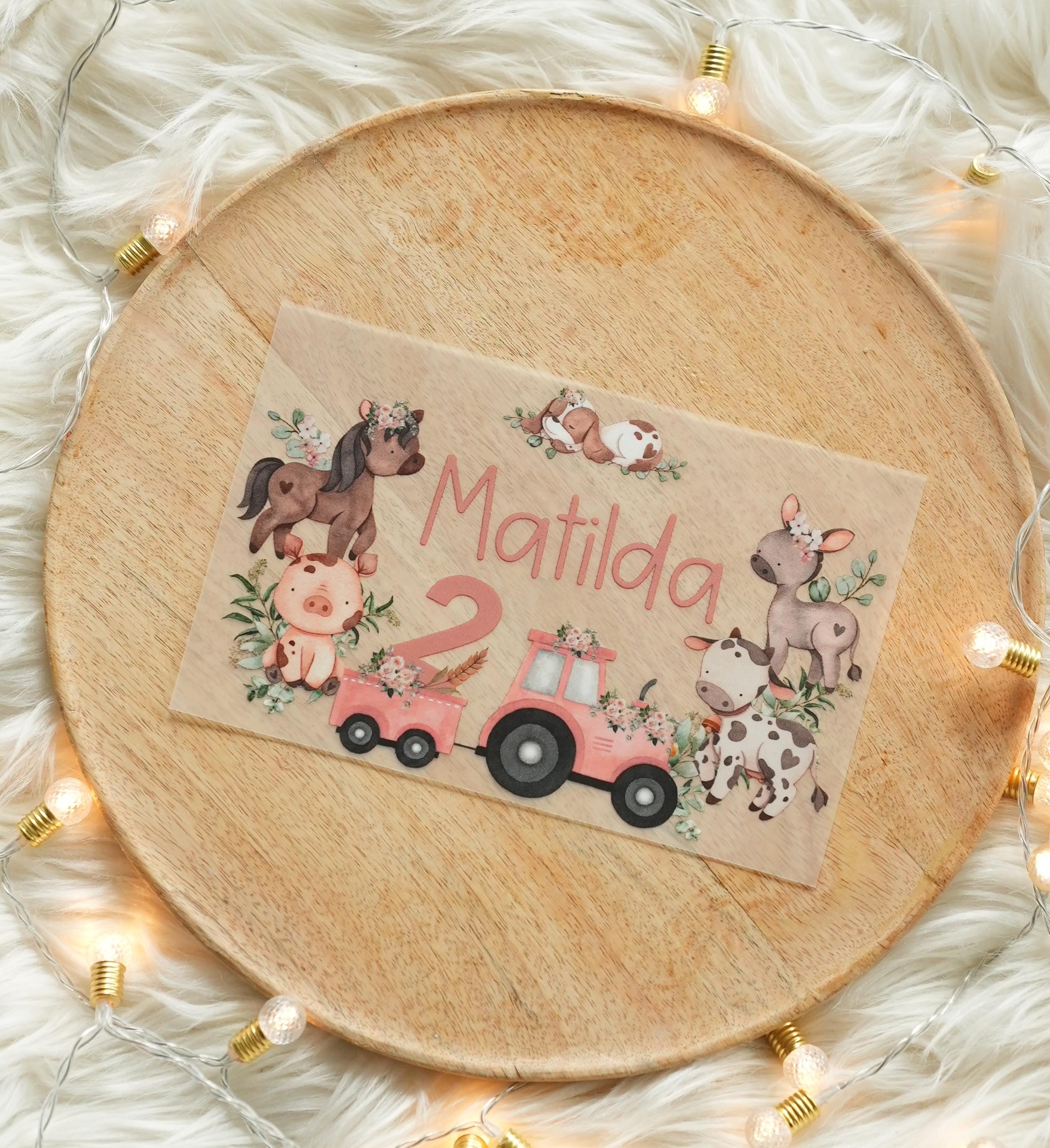 Bügelbild rosa Traktor mit Tieren – personalisiert mit Name & Zahl – Bauernhof-Motiv für – Pferd, Kuh und Ferkel – Geburtstag – Appliques & Patches