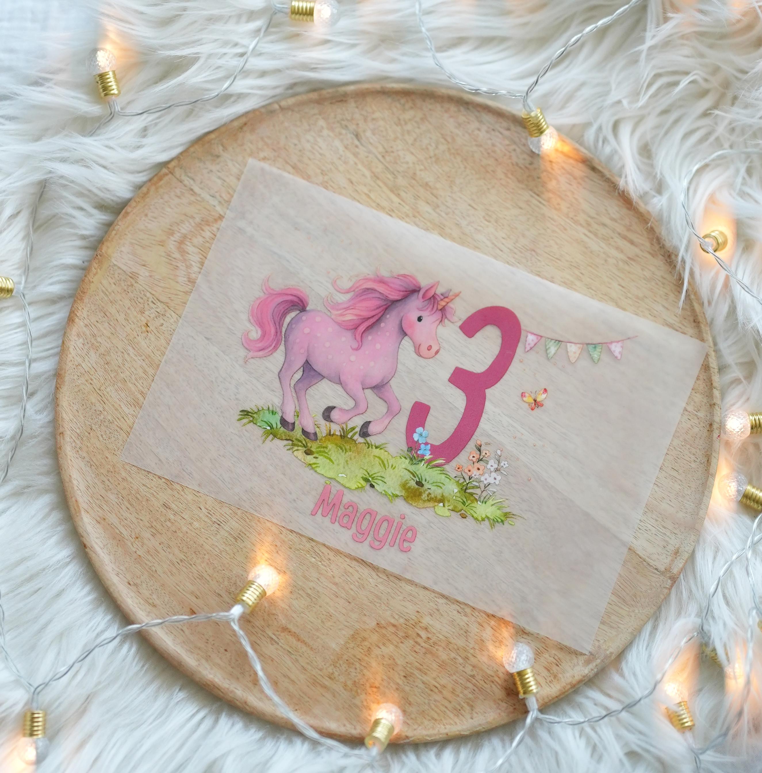 Einhorn Bügelbild mit Zahl & Name – personalisiert für Geburtstag – Aufbügler für Shirt – Zahl 1–6 – A4 oder A5 – Appliques & Patches