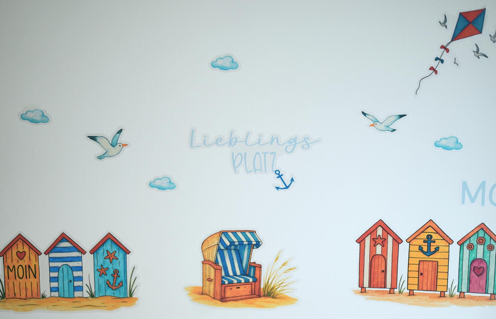 Wandtattoo Lieblingsplatz – maritimes Strandhäuschen-Motiv mit Strandkorb & Möwen – Küstenstil Deko für Flur, Bad, Wohnzimmer – Wall Decals & Murals