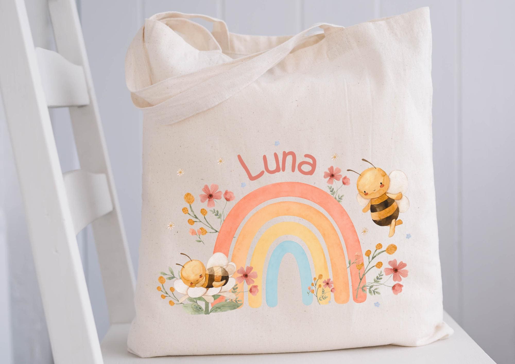 Turnbeutel mit Namen – Regenbogen & Bienen Motiv – personalisierte Kita Tasche – Wechselwäschebeutel – Geschenk Einschulung – Team Sports & Gym Bags